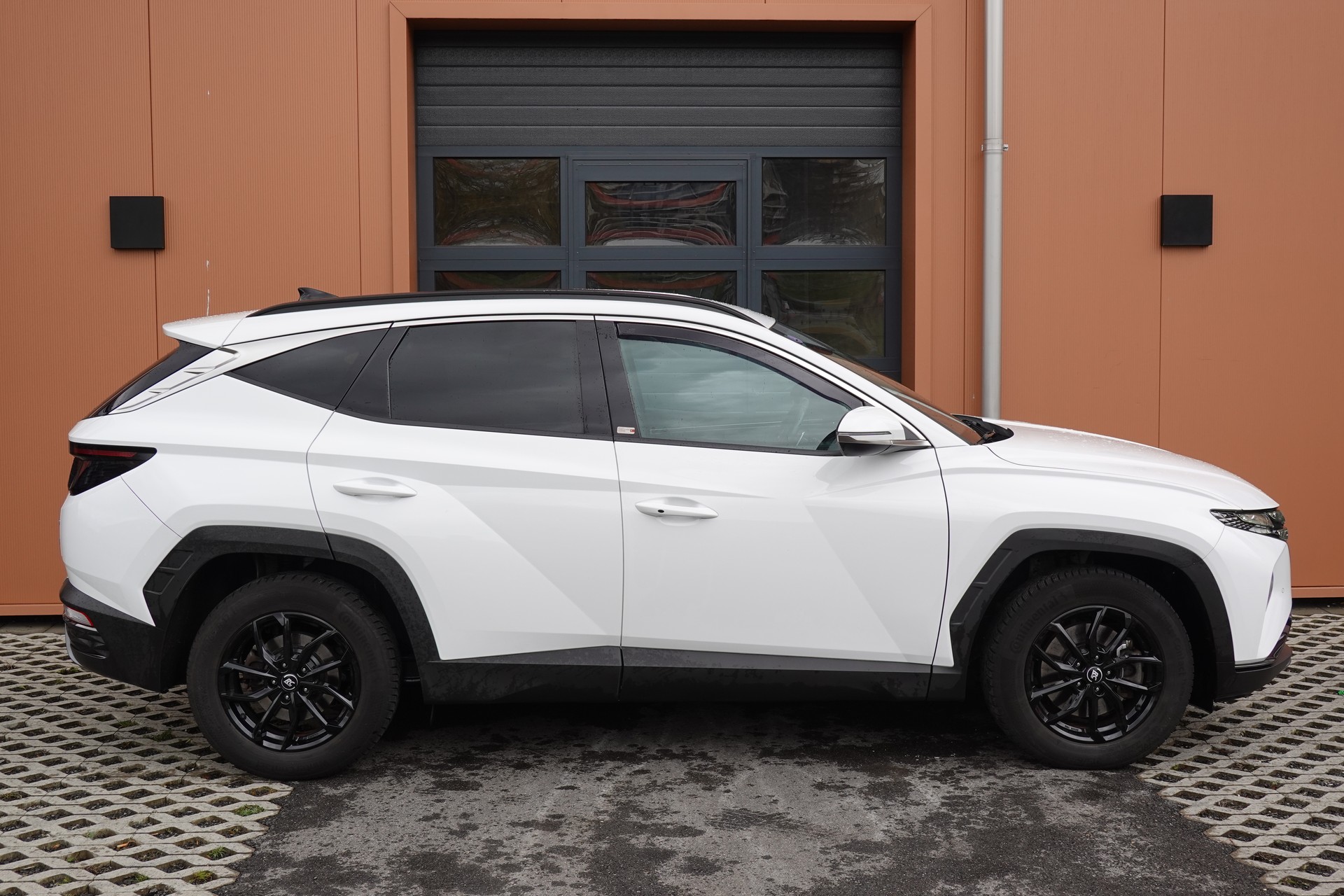 HYUNDAI Tucson 1.6 TGDI HEV Amplia 4WD - "CH Auto * 8 Roues * Caméra * Trempomat Adaptitif"-showroom-element-3