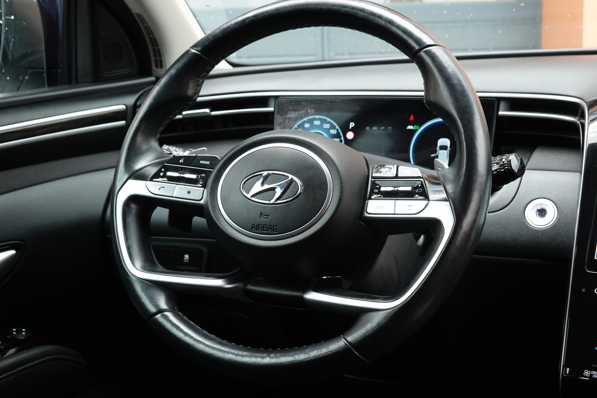 HYUNDAI Tucson 1.6 TGDI HEV Amplia 4WD - "CH Auto * 8 Roues * Caméra * Trempomat Adaptitif"-image-12