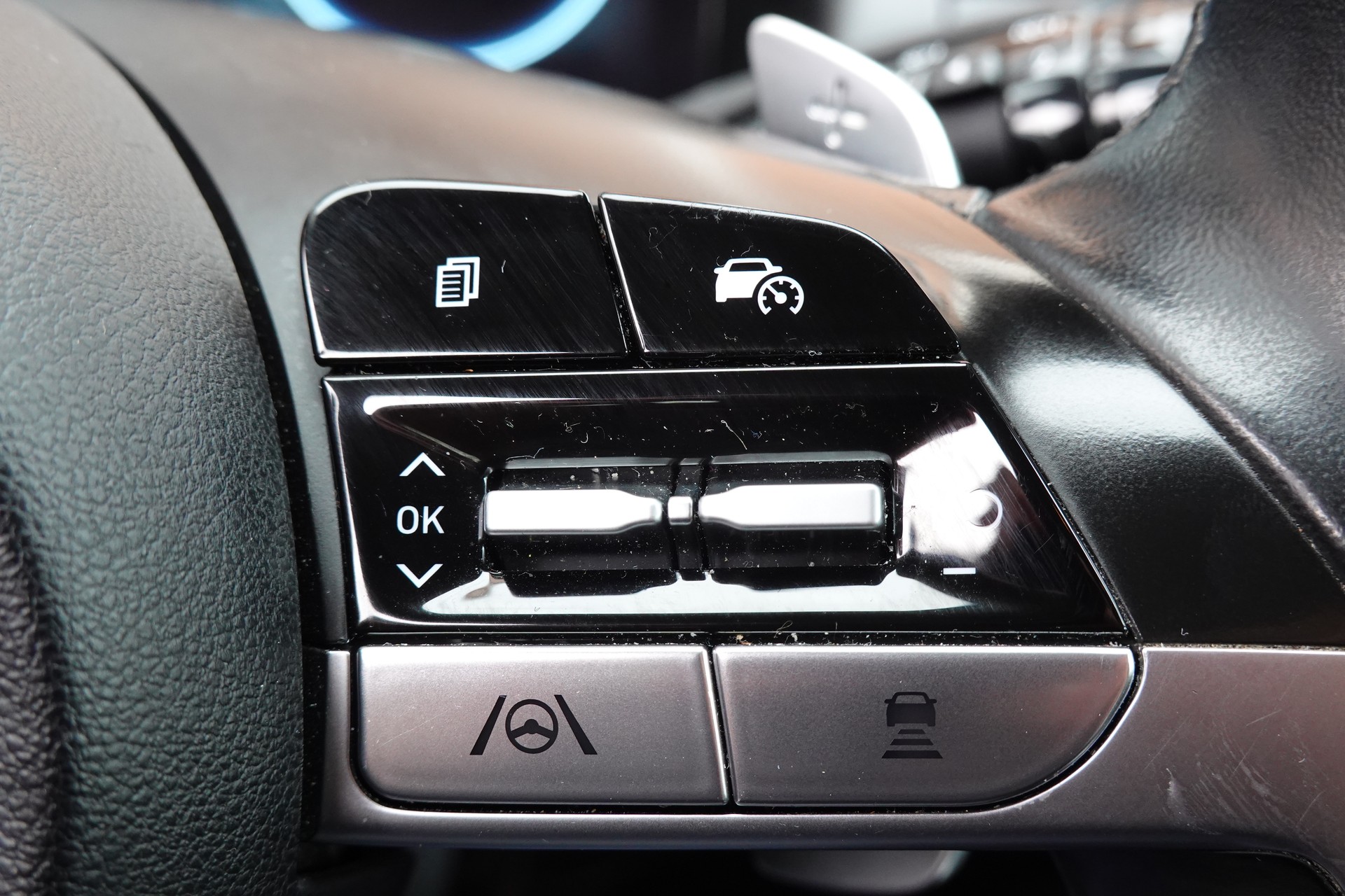 HYUNDAI Tucson 1.6 TGDI HEV Amplia 4WD - "CH Auto * 8 Roues * Caméra * Trempomat Adaptitif"-image-13
