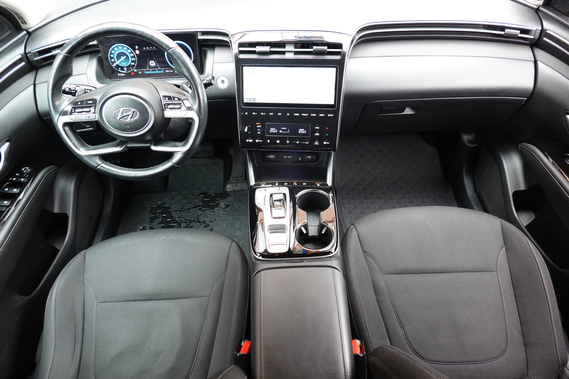 HYUNDAI Tucson 1.6 TGDI HEV Amplia 4WD - "CH Auto * 8 Roues * Caméra * Trempomat Adaptitif"-image-11