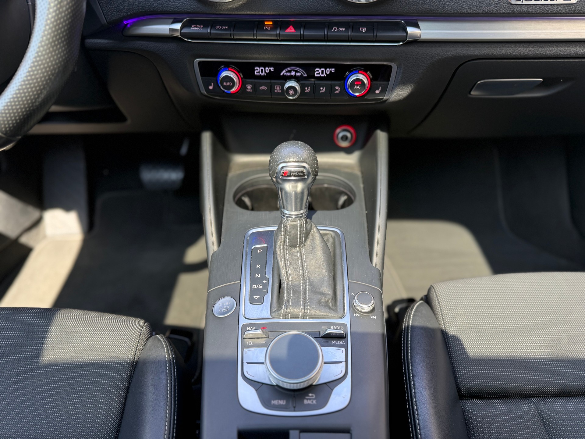 AUDI A3 Sportback 2.0 TDI Ambition quattro S-tronic S-Line-image-19