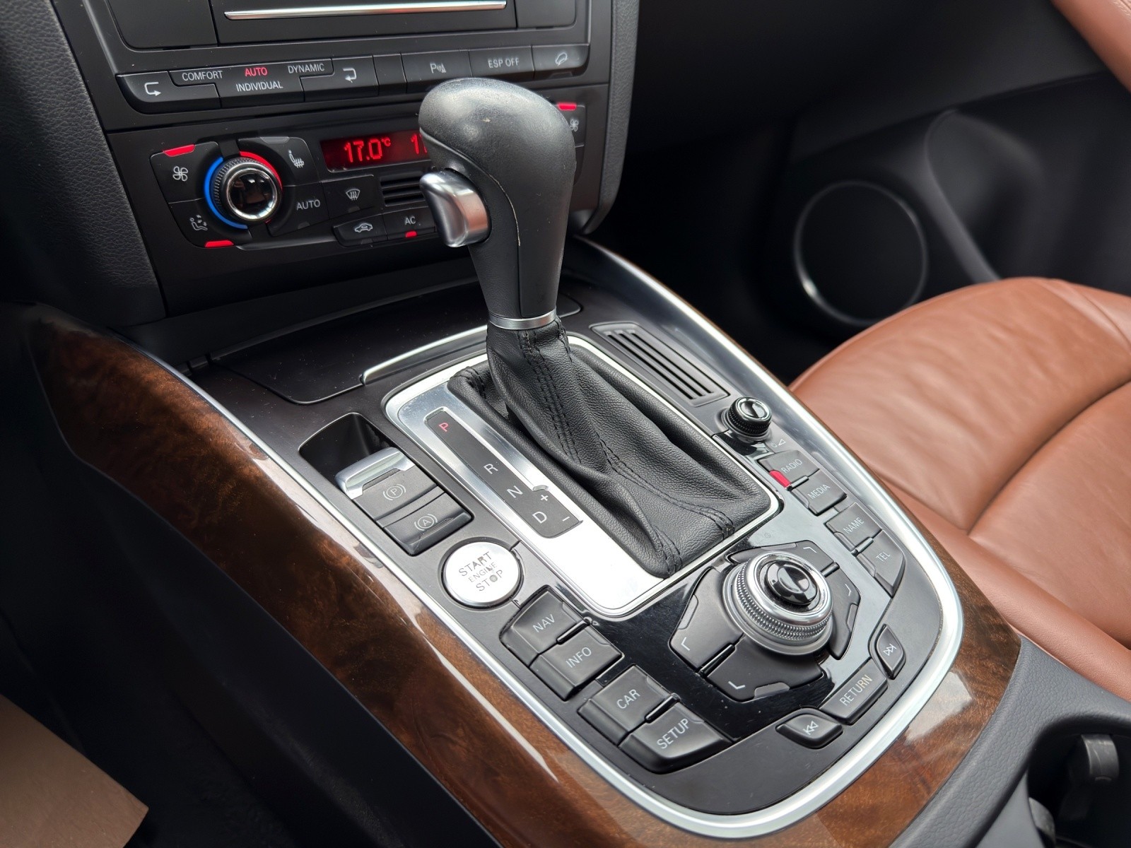 AUDI Q5 3.2 FSI quattro S-tronic-image-19