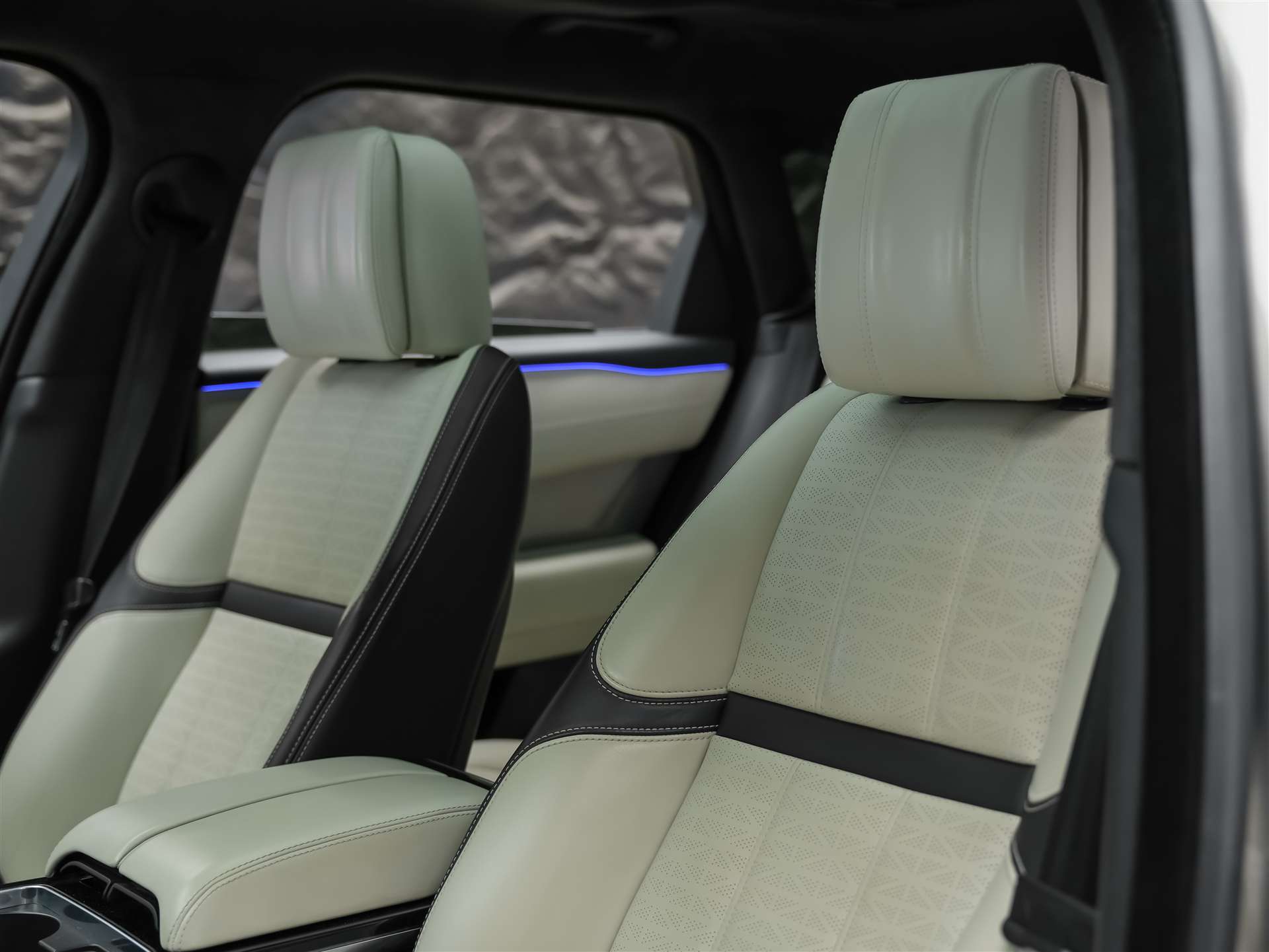 LAND ROVER Range Rover Velar 3.0 V6 R-Dynamic HSE *First Edition*Massage*Panorama*360°Kamera*Sitzbelüftung*-image-10