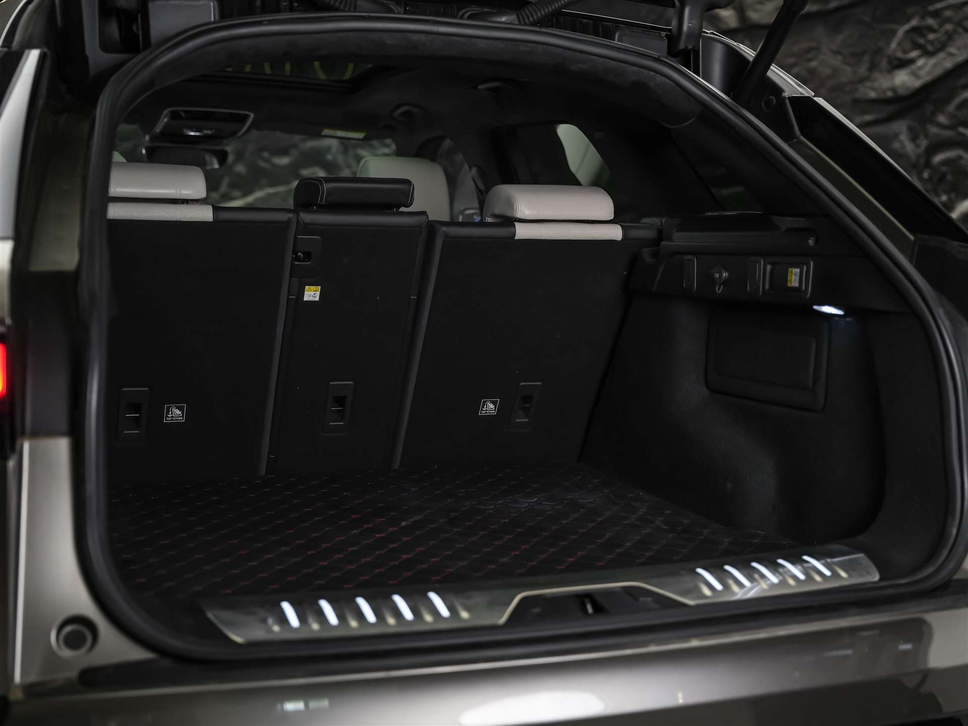 LAND ROVER Range Rover Velar 3.0 V6 R-Dynamic HSE *First Edition*Massage*Panorama*360°Kamera*Sitzbelüftung*-image-40