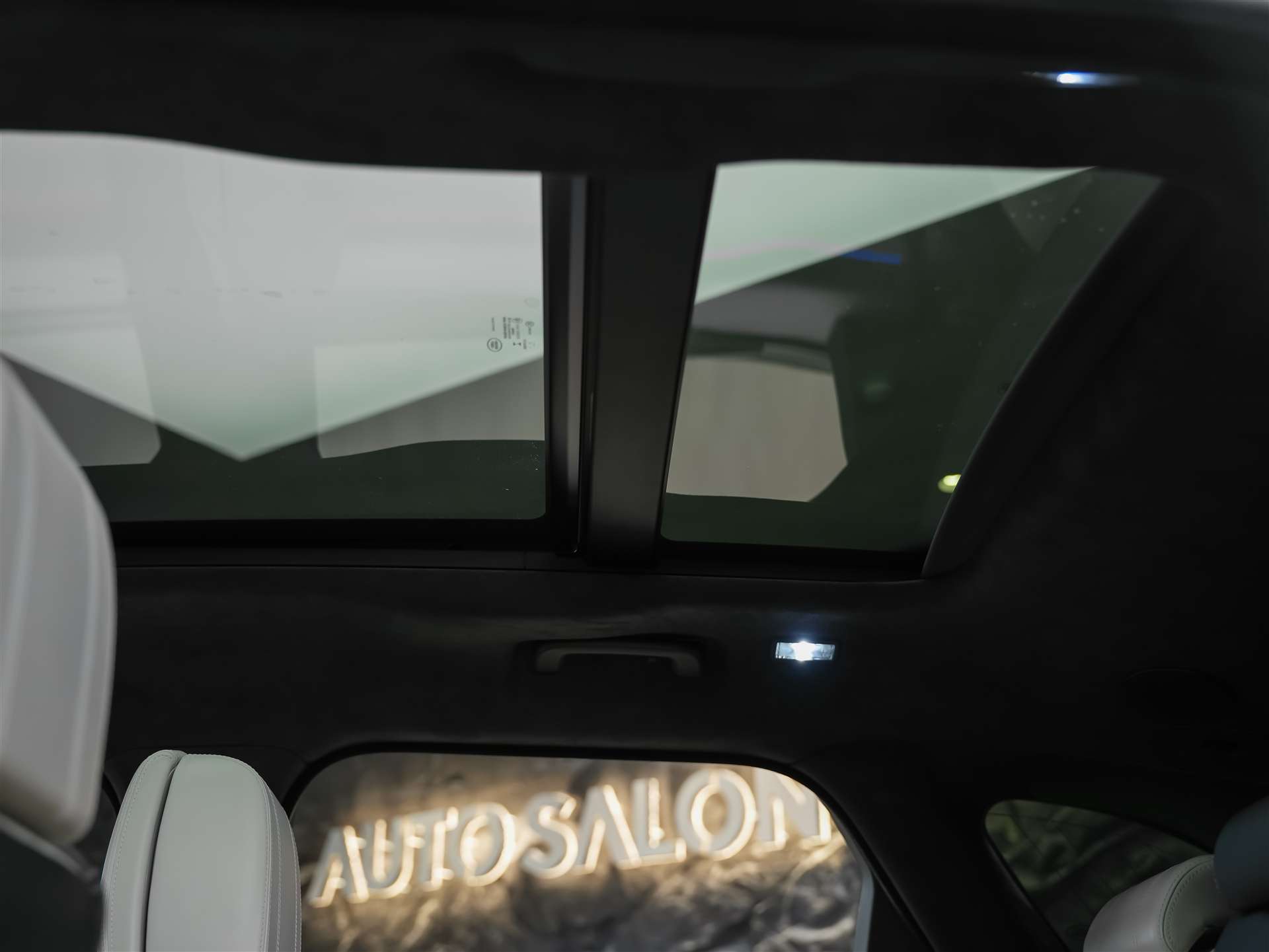 LAND ROVER Range Rover Velar 3.0 V6 R-Dynamic HSE *First Edition*Massage*Panorama*360°Kamera*Sitzbelüftung*-image-12