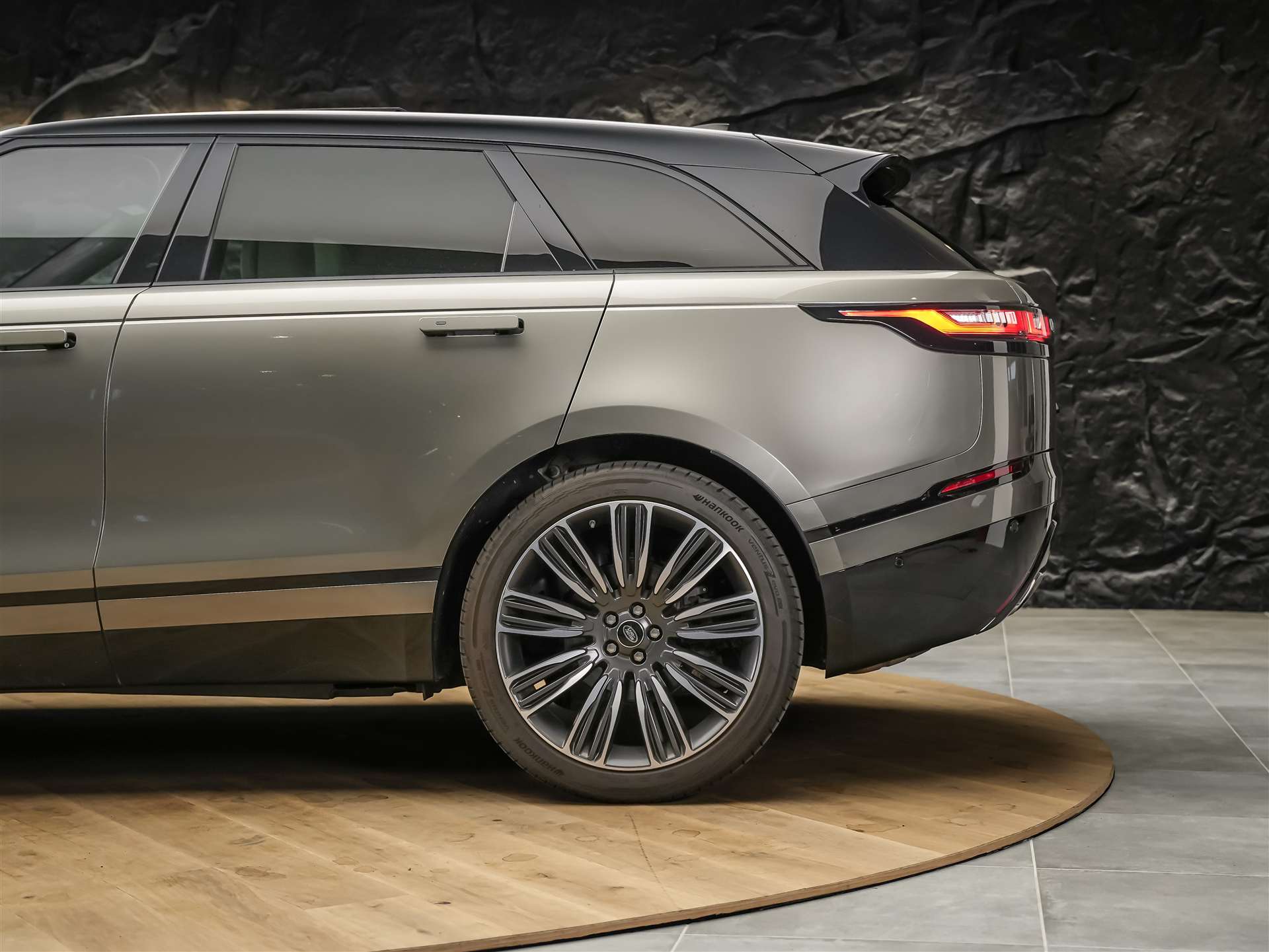 LAND ROVER Range Rover Velar 3.0 V6 R-Dynamic HSE *First Edition*Massage*Panorama*360°Kamera*Sitzbelüftung*-image-19