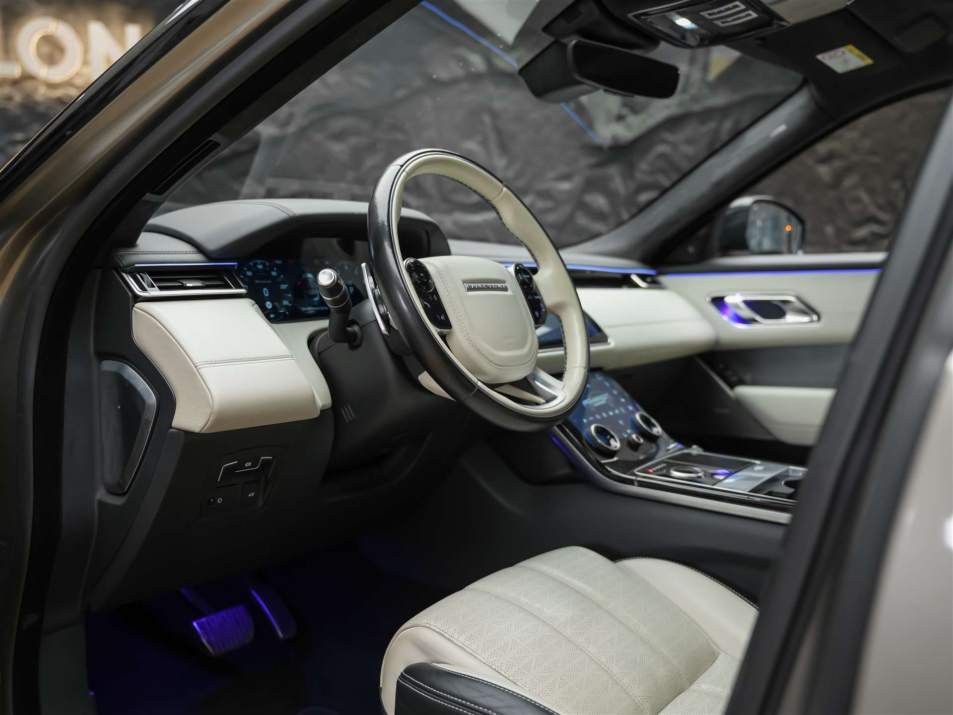 LAND ROVER Range Rover Velar 3.0 V6 R-Dynamic HSE *First Edition*Massage*Panorama*360°Kamera*Sitzbelüftung*-image-8