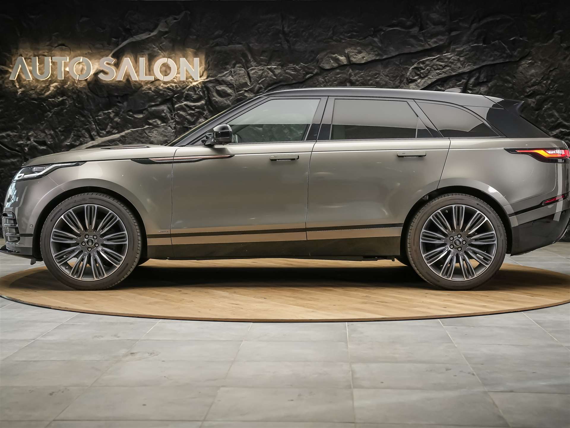 LAND ROVER Range Rover Velar 3.0 V6 R-Dynamic HSE *First Edition*Massage*Panorama*360°Kamera*Sitzbelüftung*-showroom-element-1