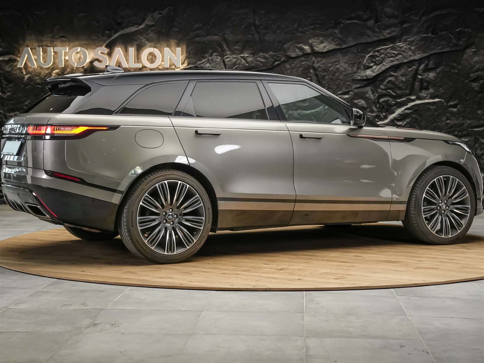 LAND ROVER Range Rover Velar 3.0 V6 R-Dynamic HSE *First Edition*Massage*Panorama*360°Kamera*Sitzbelüftung*-image-5