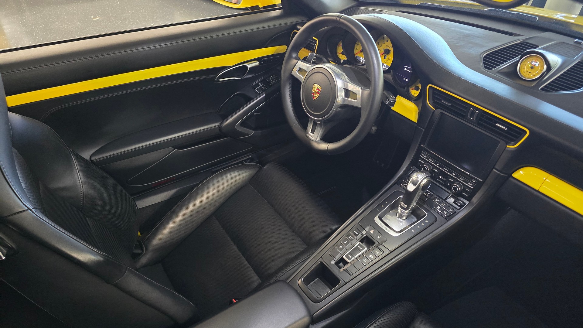 PORSCHE 911 Targa 4 GTS PDK Sondermodel-image-23
