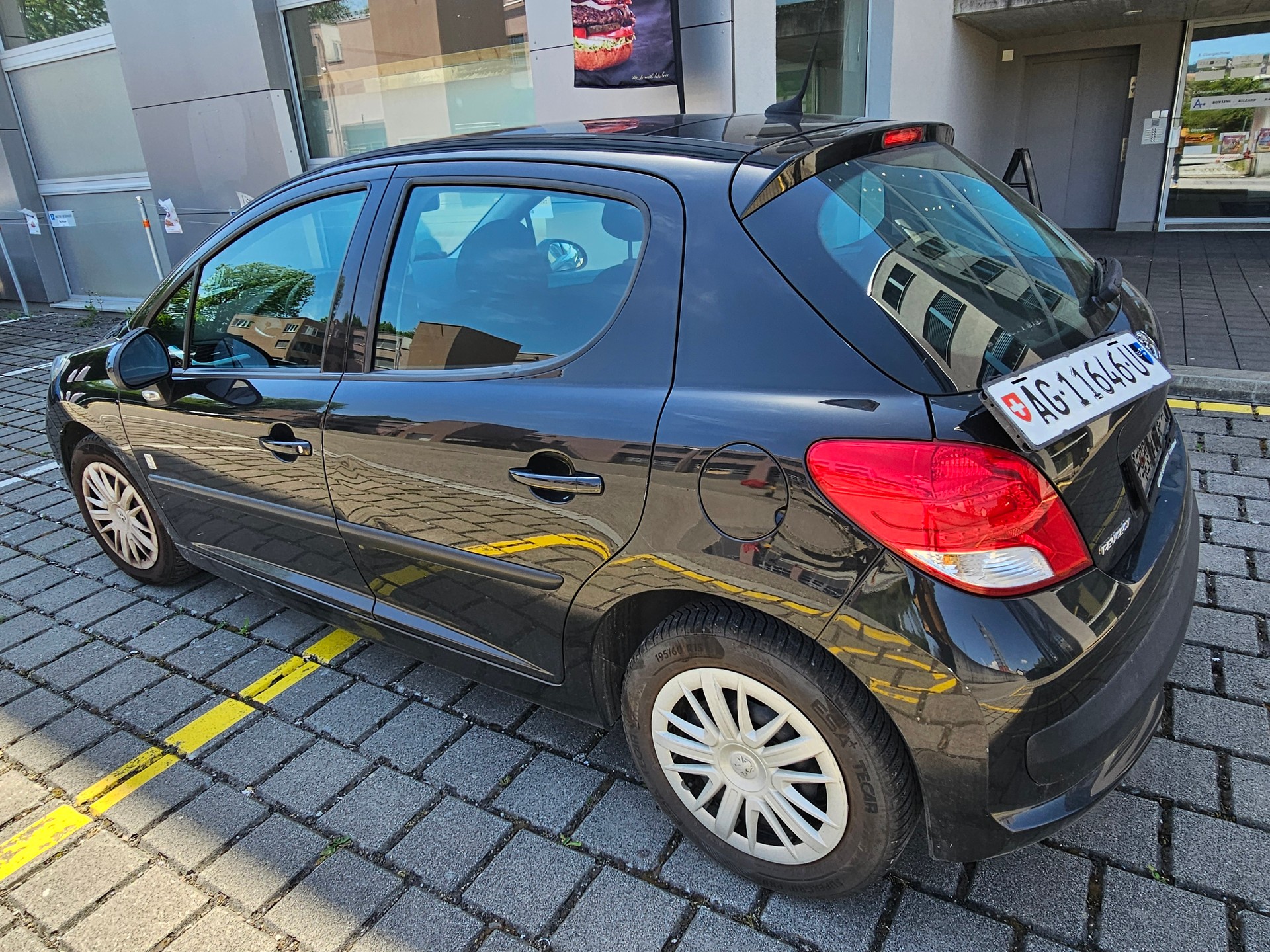 PEUGEOT 207 1.4 16V Swiss Edition-image-6