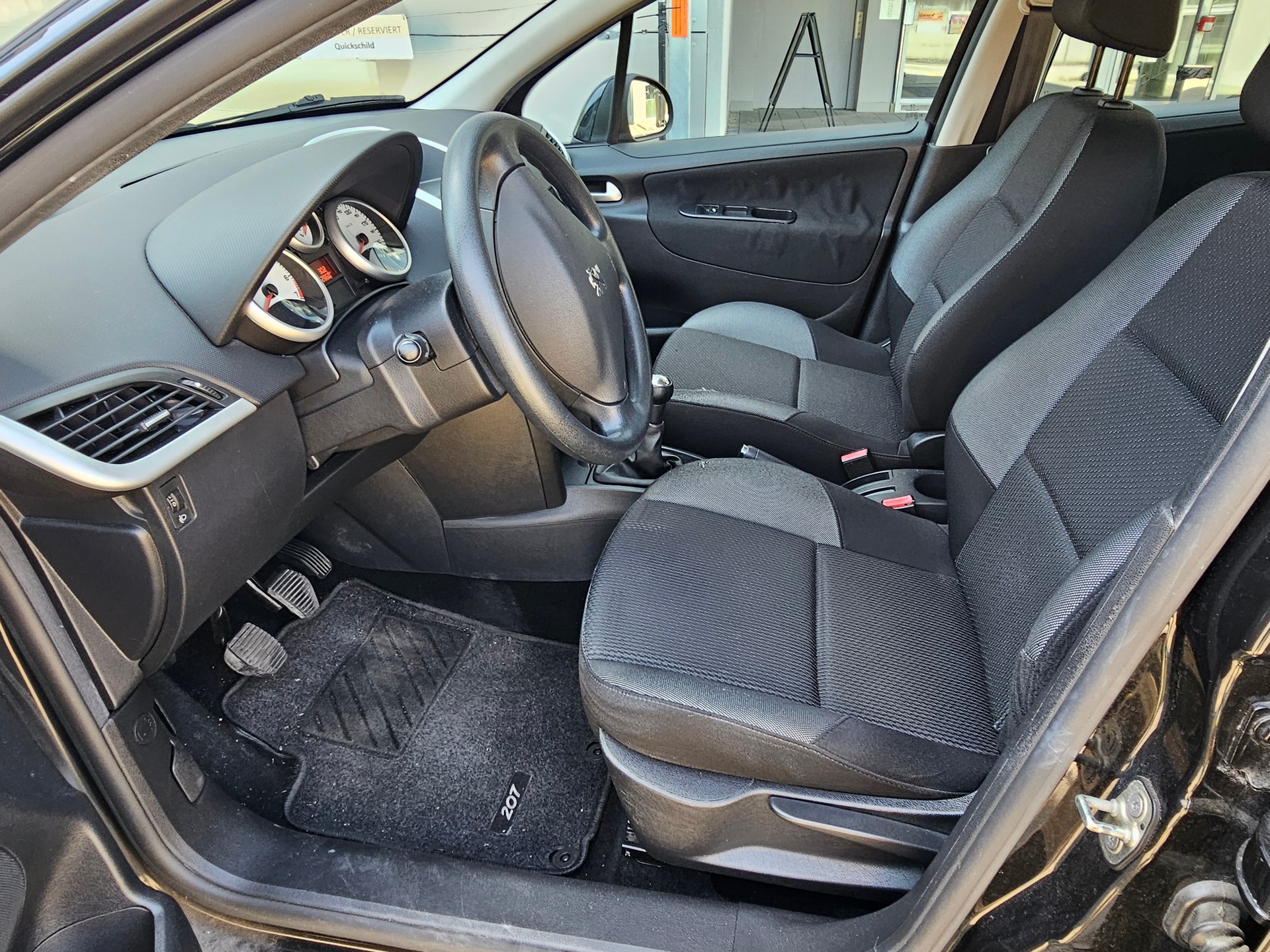 PEUGEOT 207 1.4 16V Swiss Edition-image-11