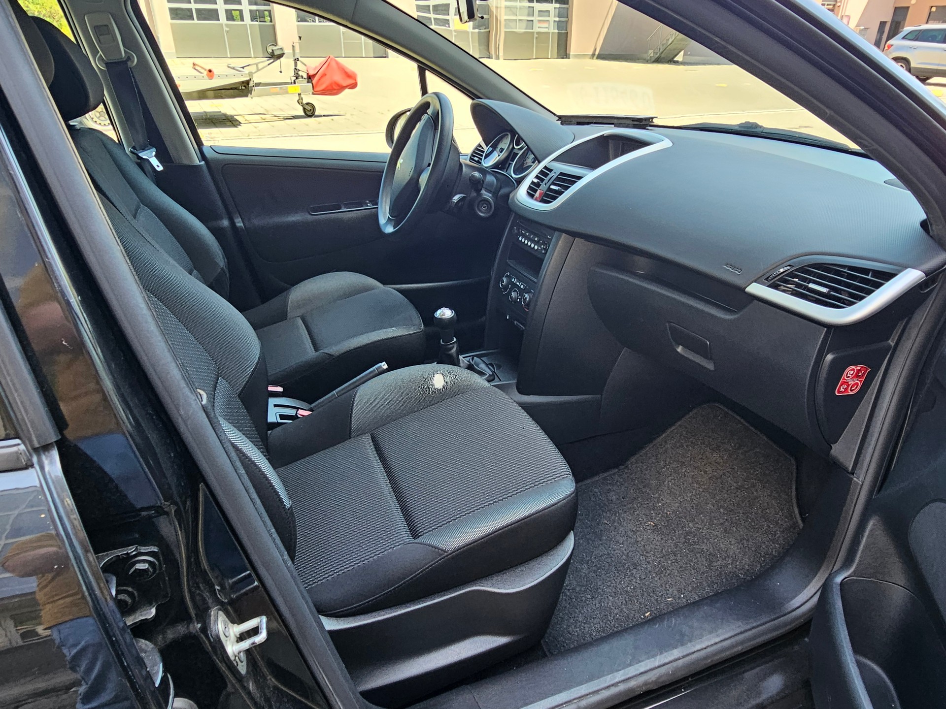 PEUGEOT 207 1.4 16V Swiss Edition-image-8