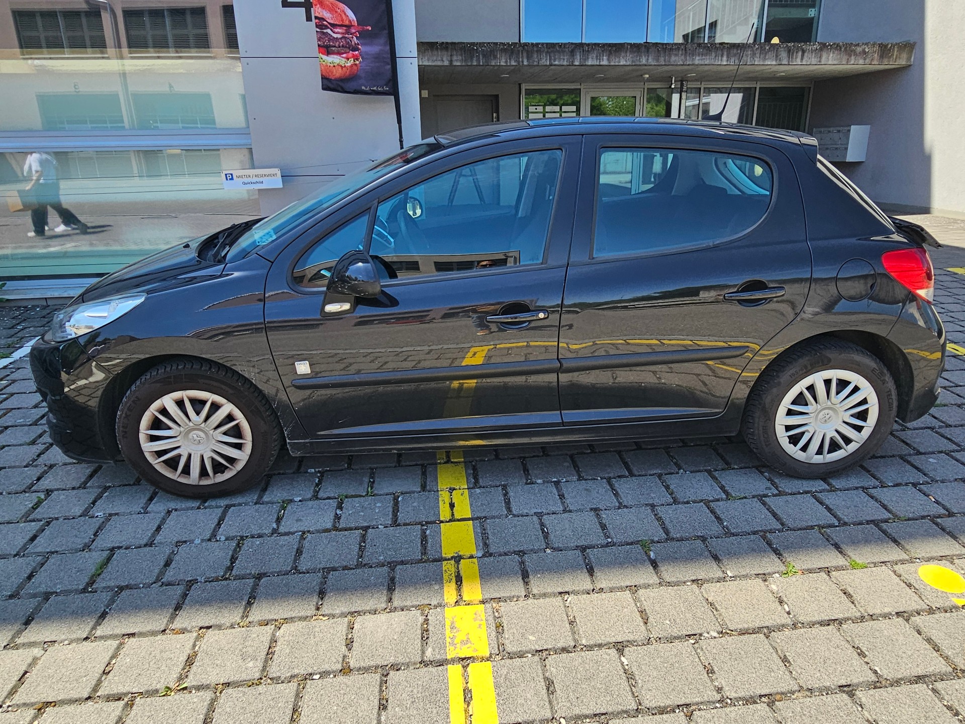 PEUGEOT 207 1.4 16V Swiss Edition-image-3