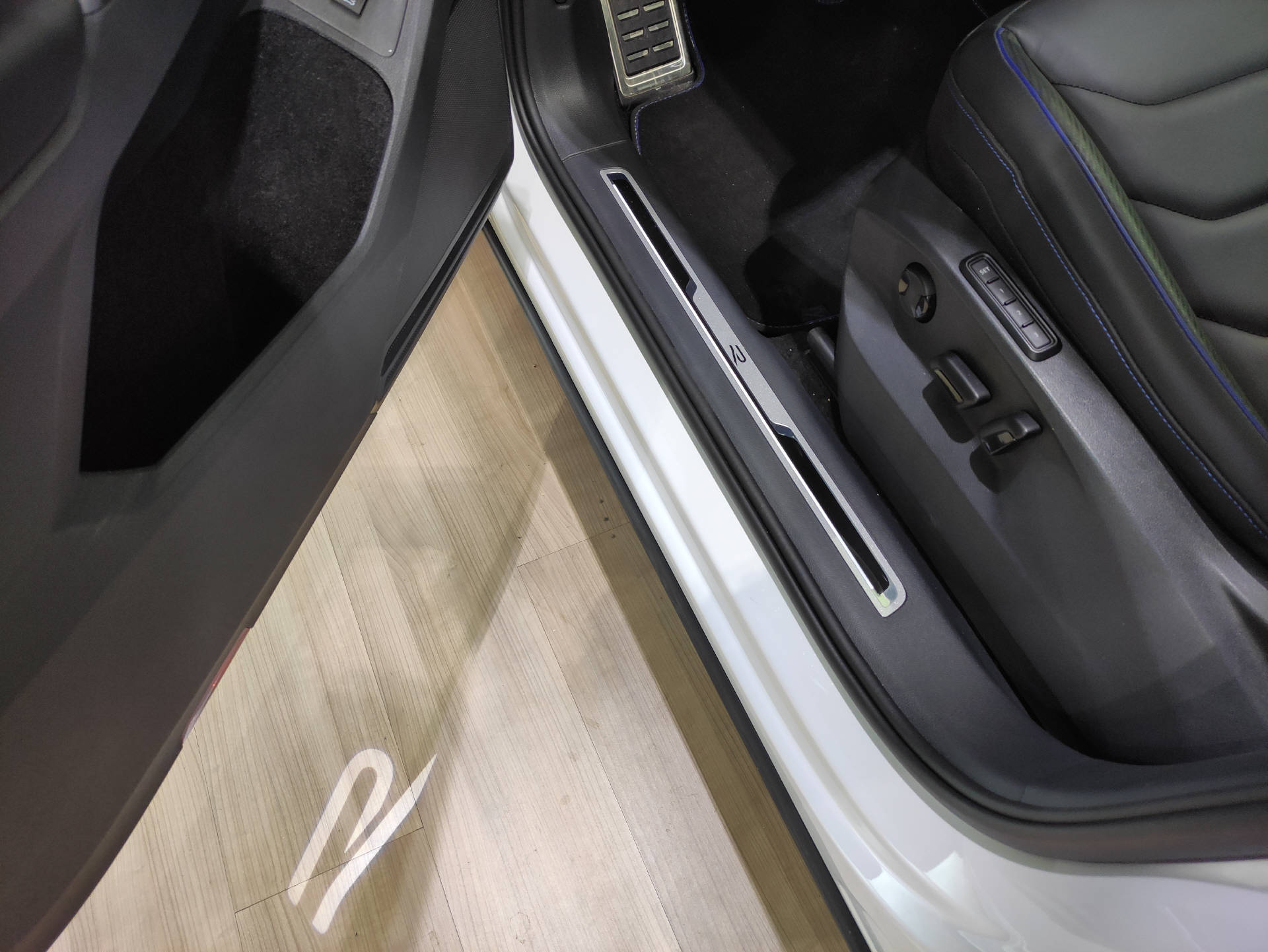 VW Tiguan 2.0 TSI R DSG Black-Style-showroom-element-3
