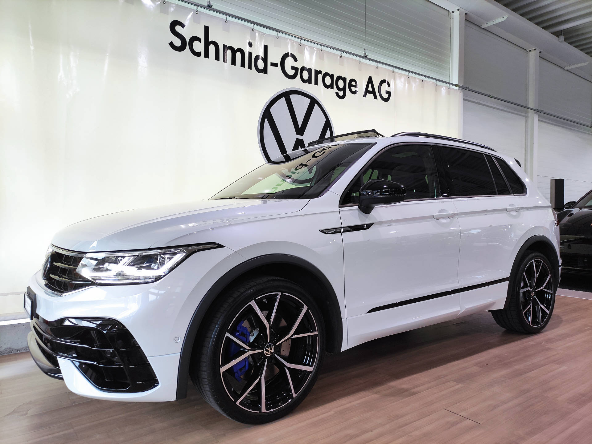 VW Tiguan 2.0 TSI R DSG Black-Style-showroom-element-1