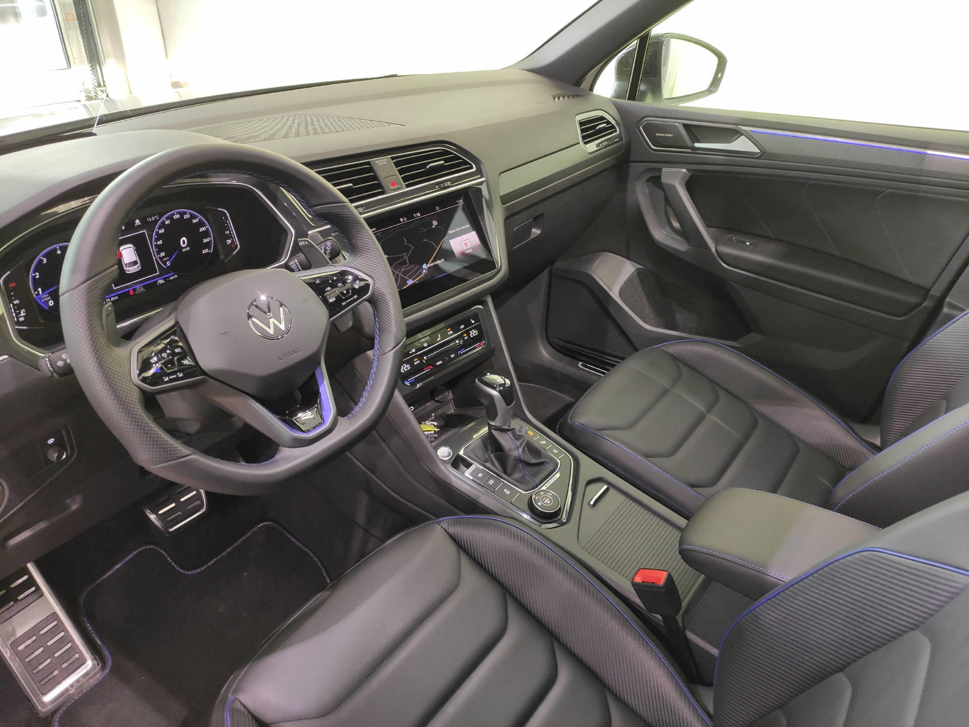 VW Tiguan 2.0 TSI R DSG Black-Style-showroom-element-2