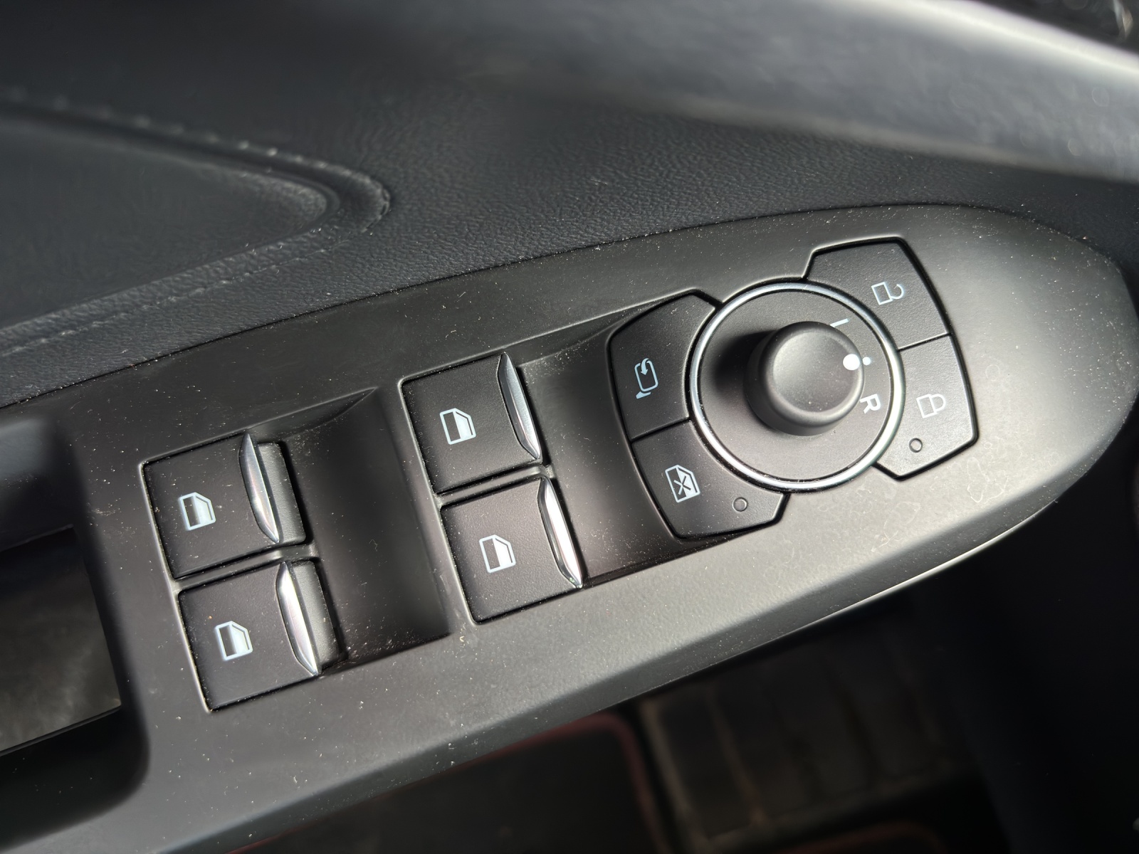 FORD Focus 1.0 MHEV ST-Line X Automat mit Rückfahrkamera, Head-Up Display & Side-Assist-image-28