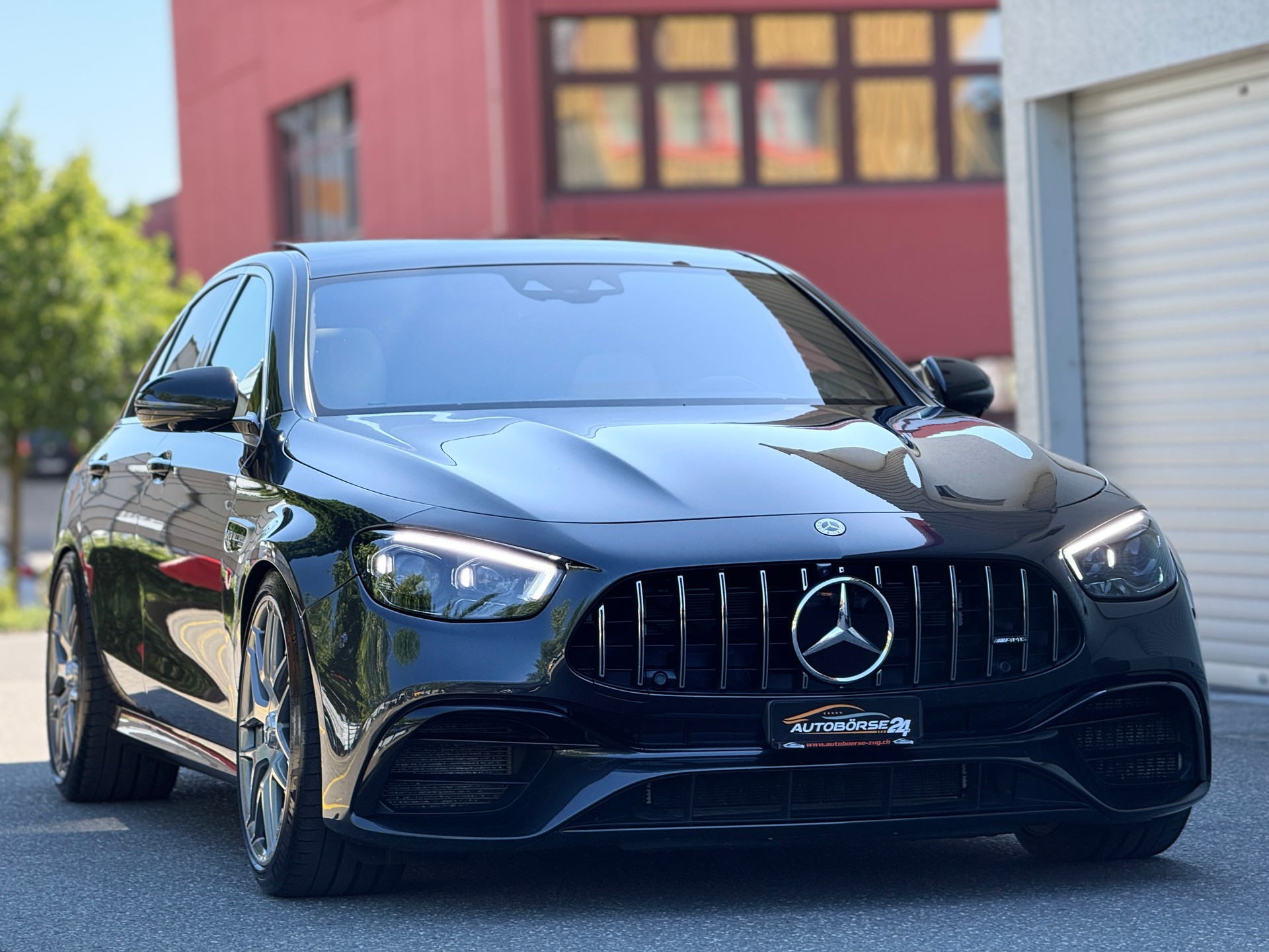 MERCEDES-BENZ E 63 AMG 4matic+-showroom-element-1