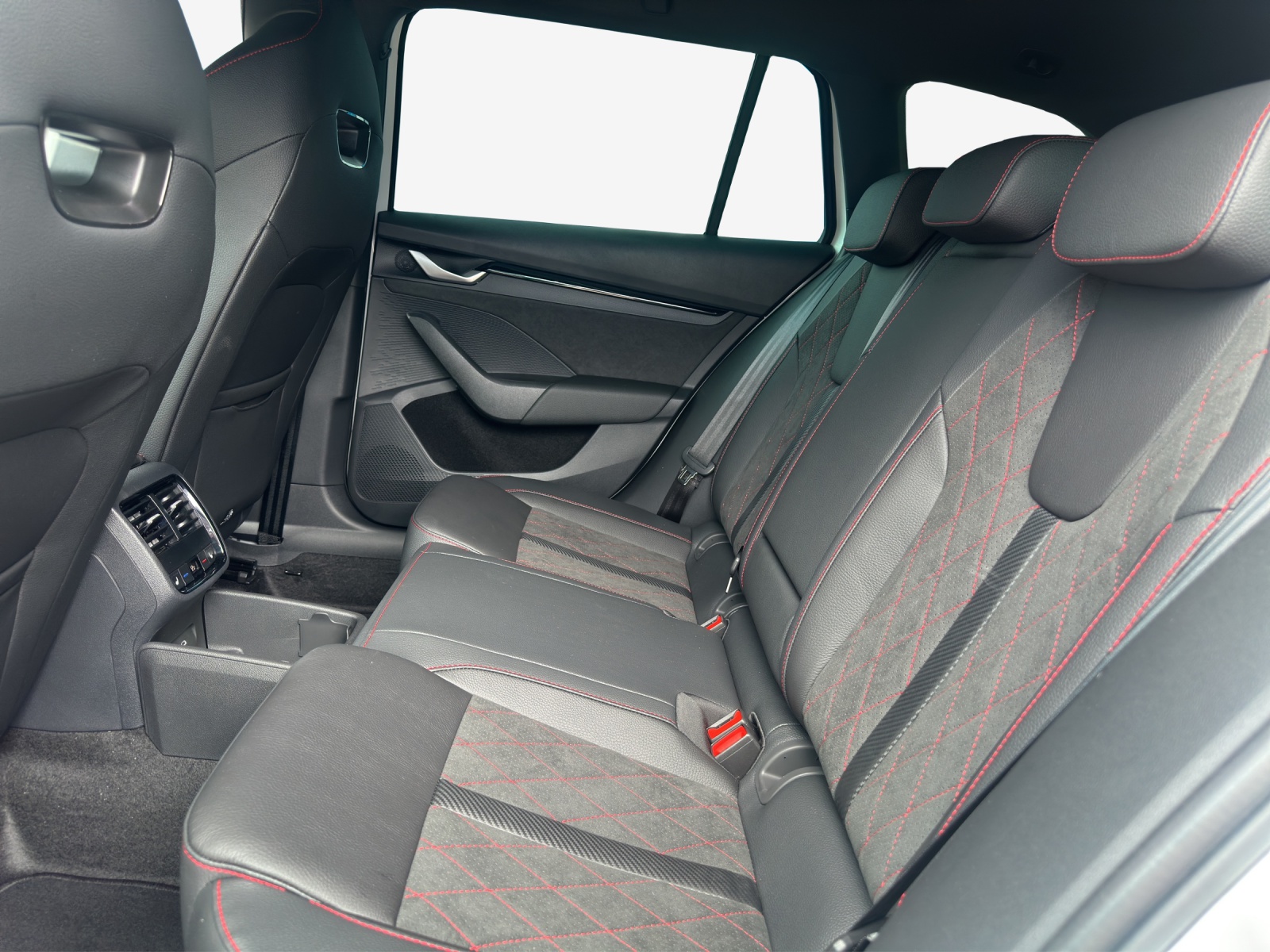 SKODA Octavia Combi 2.0 TSI DSG RS 30 Years Edition-image-11