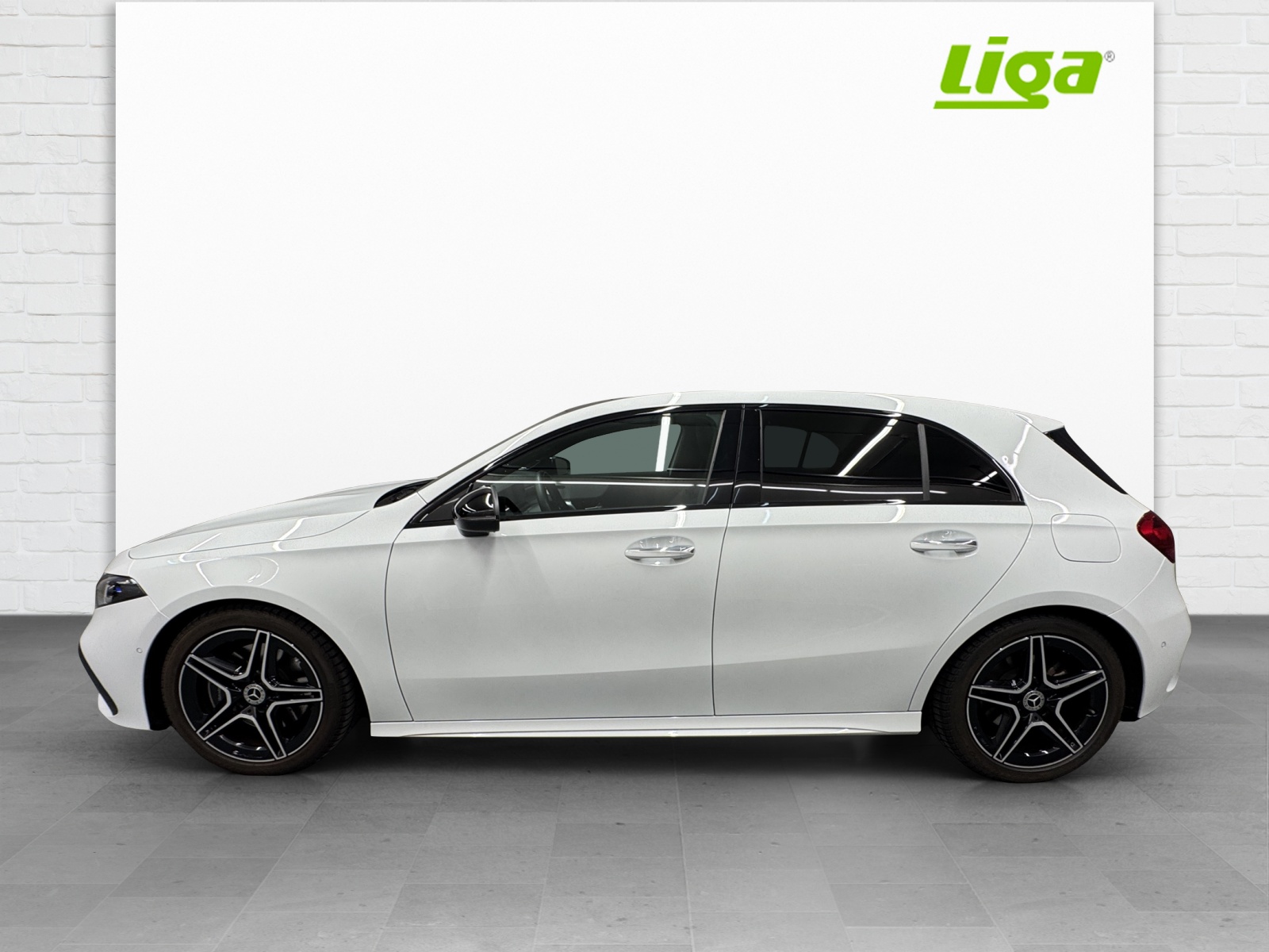 MERCEDES-BENZ A 220 AMG Line 4Matic-showroom-element-2