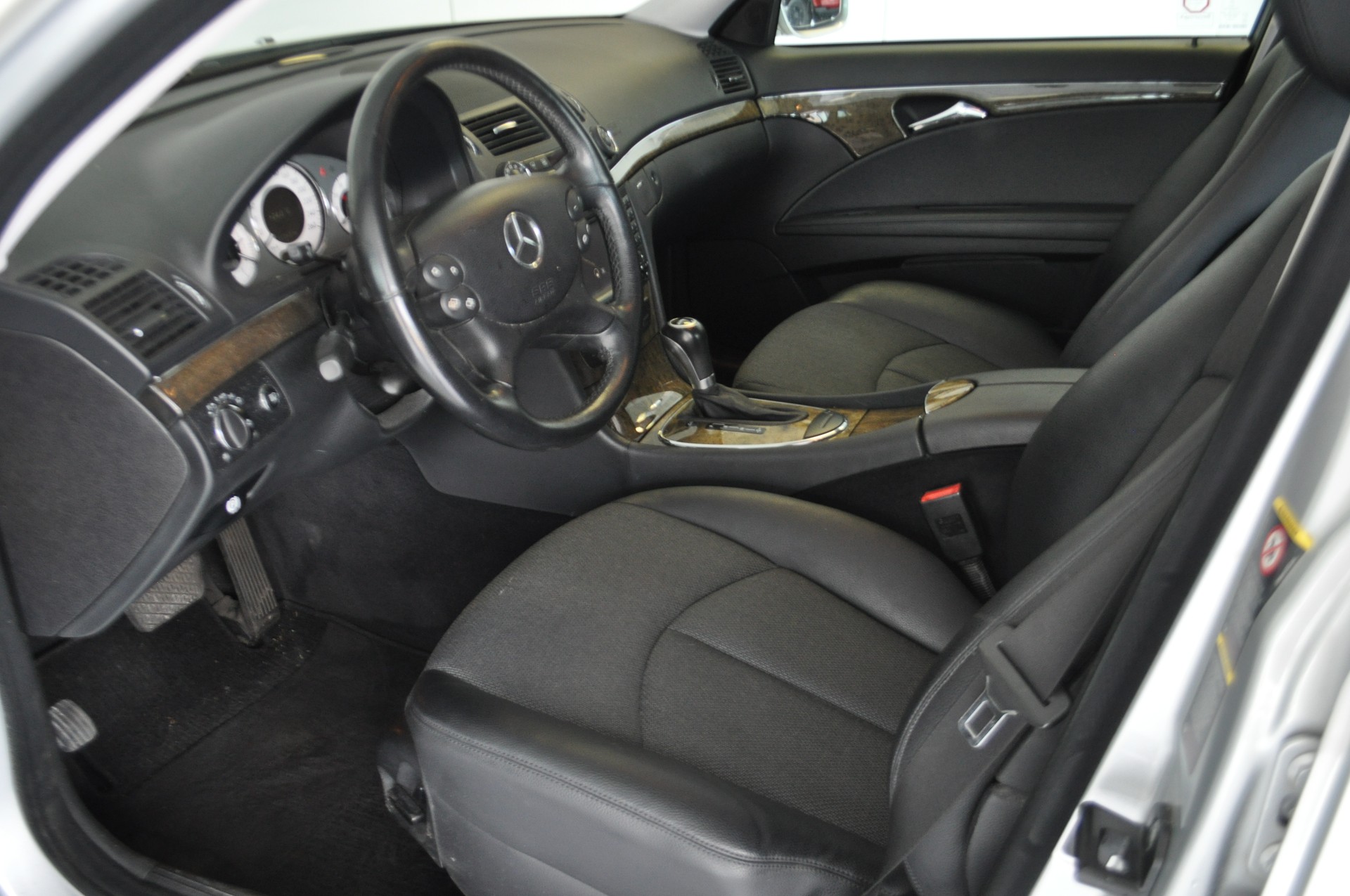 MERCEDES-BENZ E 280 Avantgarde 4Matic Automatic-image-4
