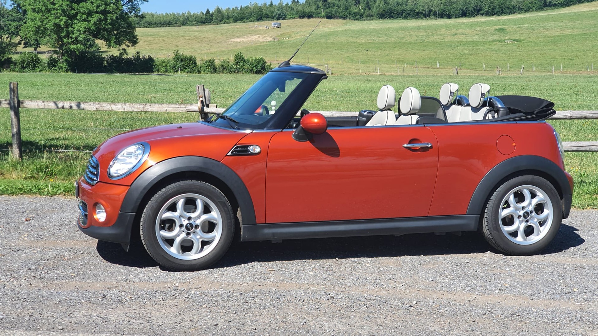 MINI 1.6i Cooper-image-1