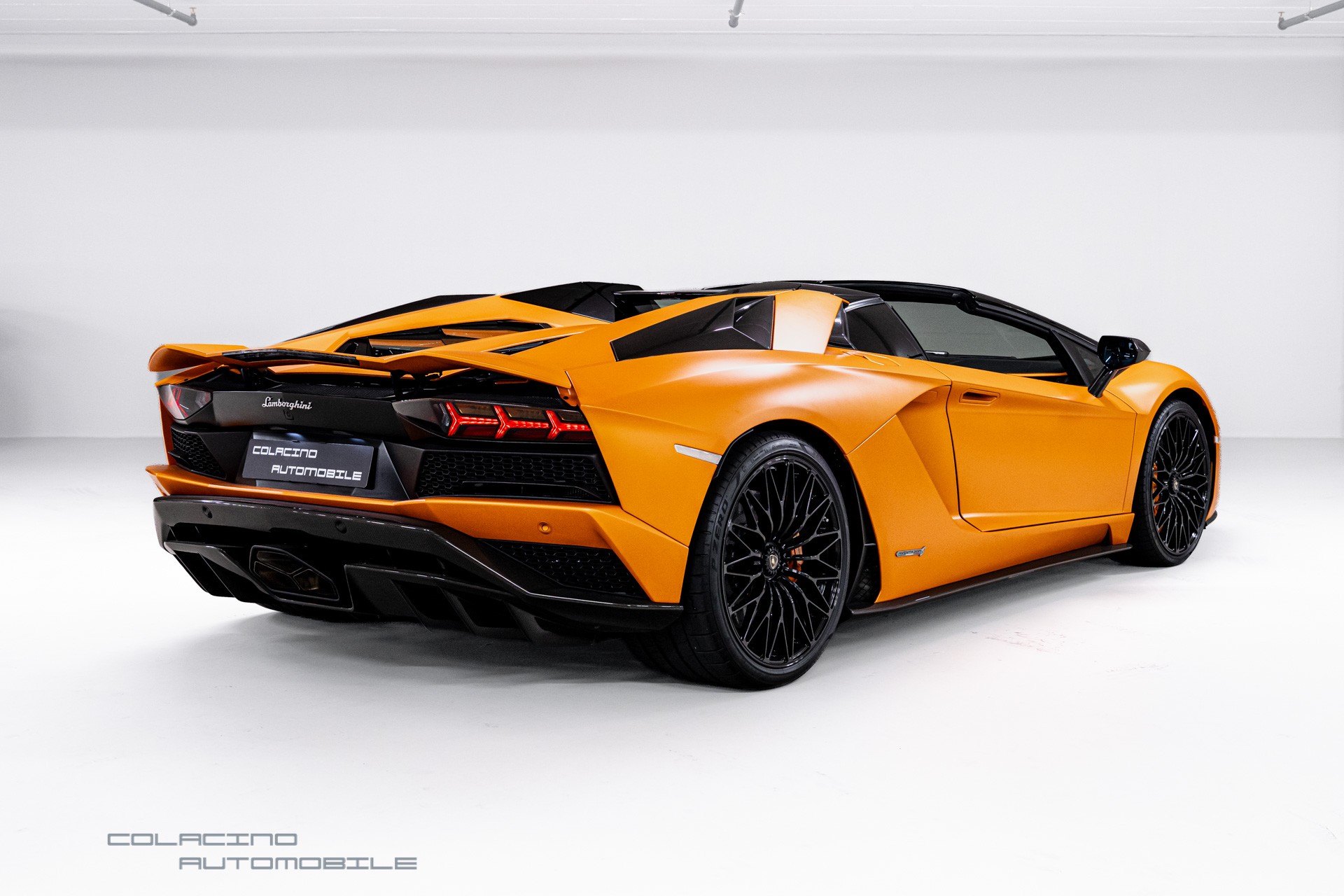 LAMBORGHINI Aventador S LP740-4 Roadster E-Gear-showroom-element-3