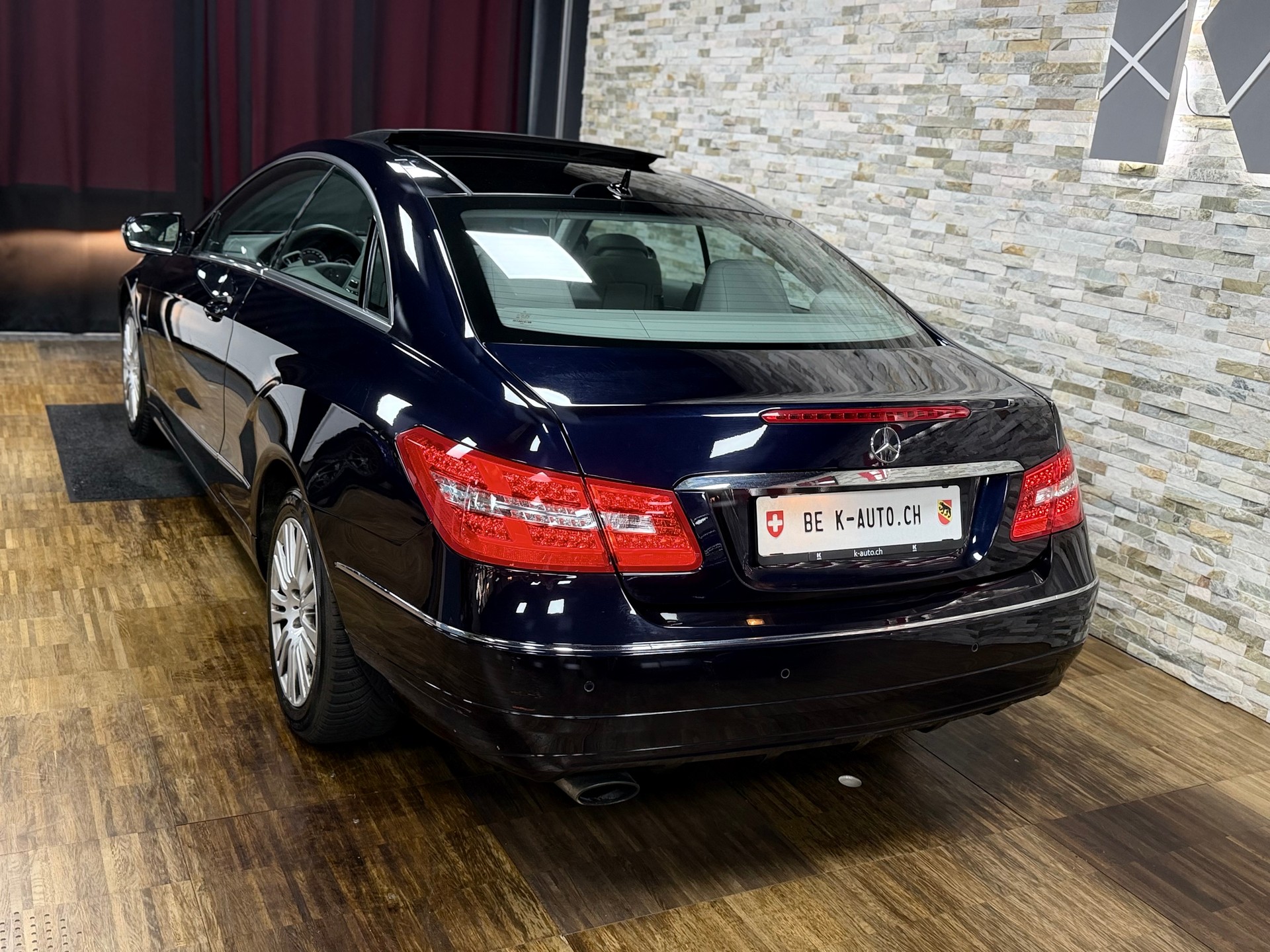 MERCEDES-BENZ E 250 CGI BlueEfficiency Automatic-showroom-element-1