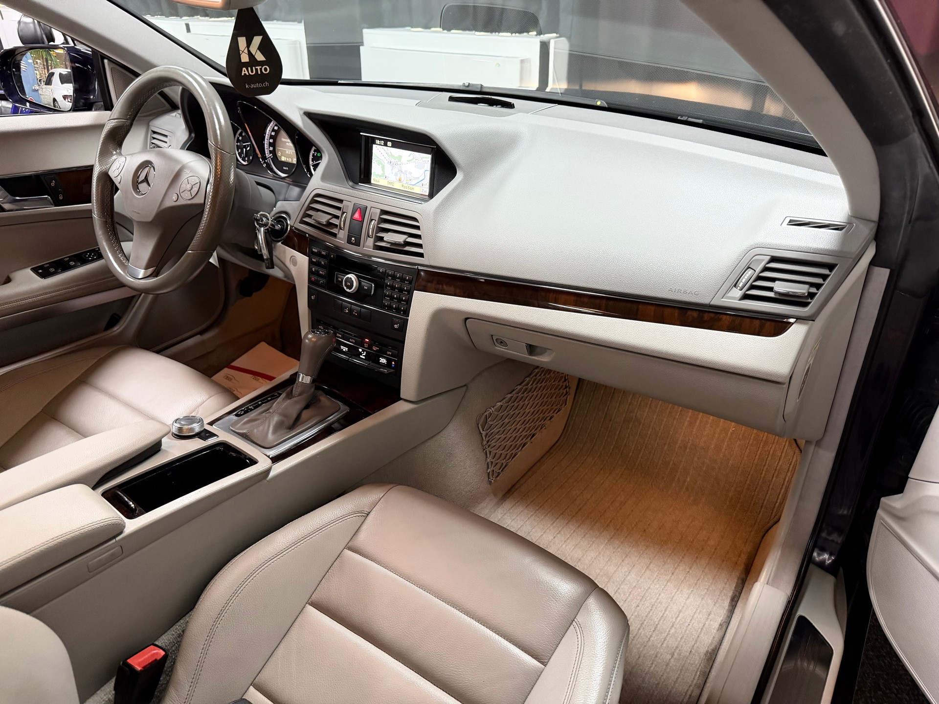 MERCEDES-BENZ E 250 CGI BlueEfficiency Automatic-image-18