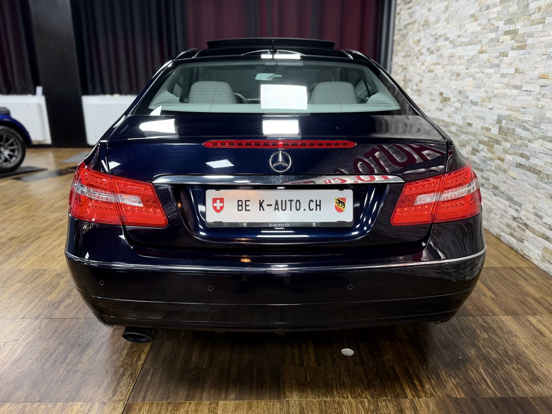 MERCEDES-BENZ E 250 CGI BlueEfficiency Automatic-showroom-element-2