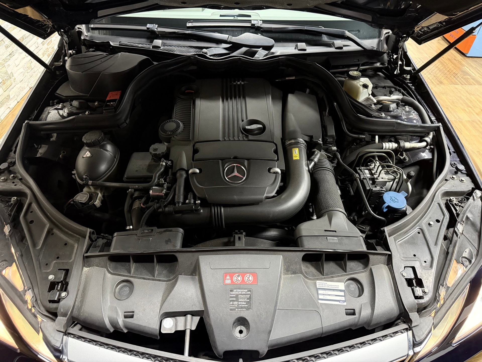 MERCEDES-BENZ E 250 CGI BlueEfficiency Automatic-image-21