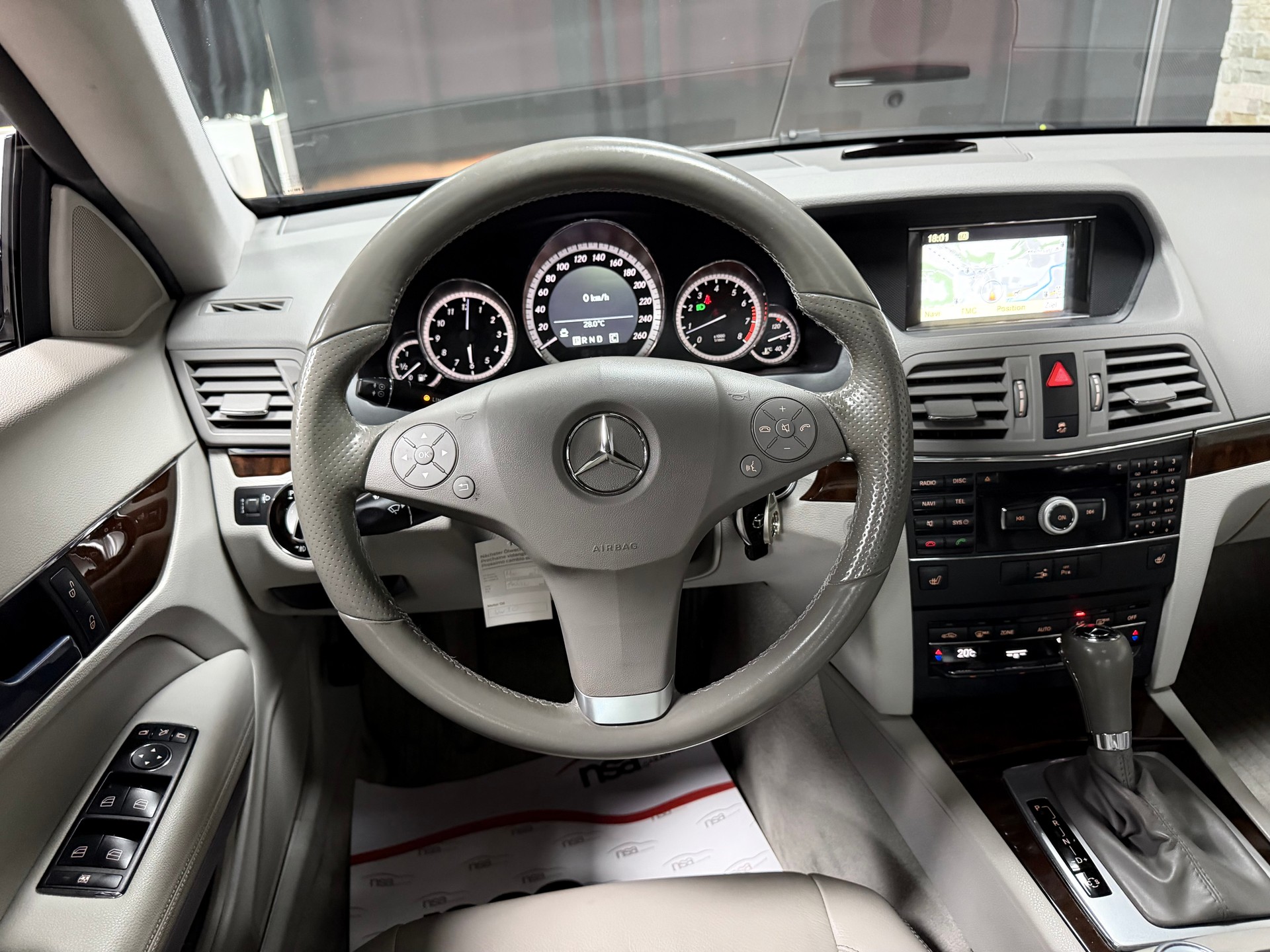 MERCEDES-BENZ E 250 CGI BlueEfficiency Automatic-image-11