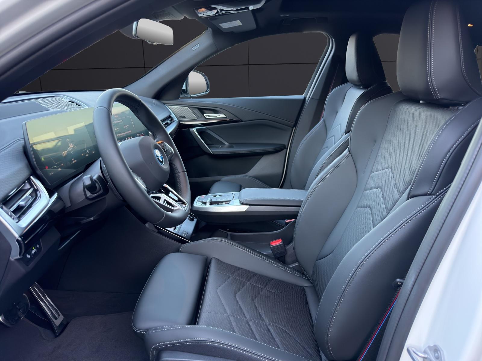 BMW iX2 U10 30 xDrive-showroom-element-1