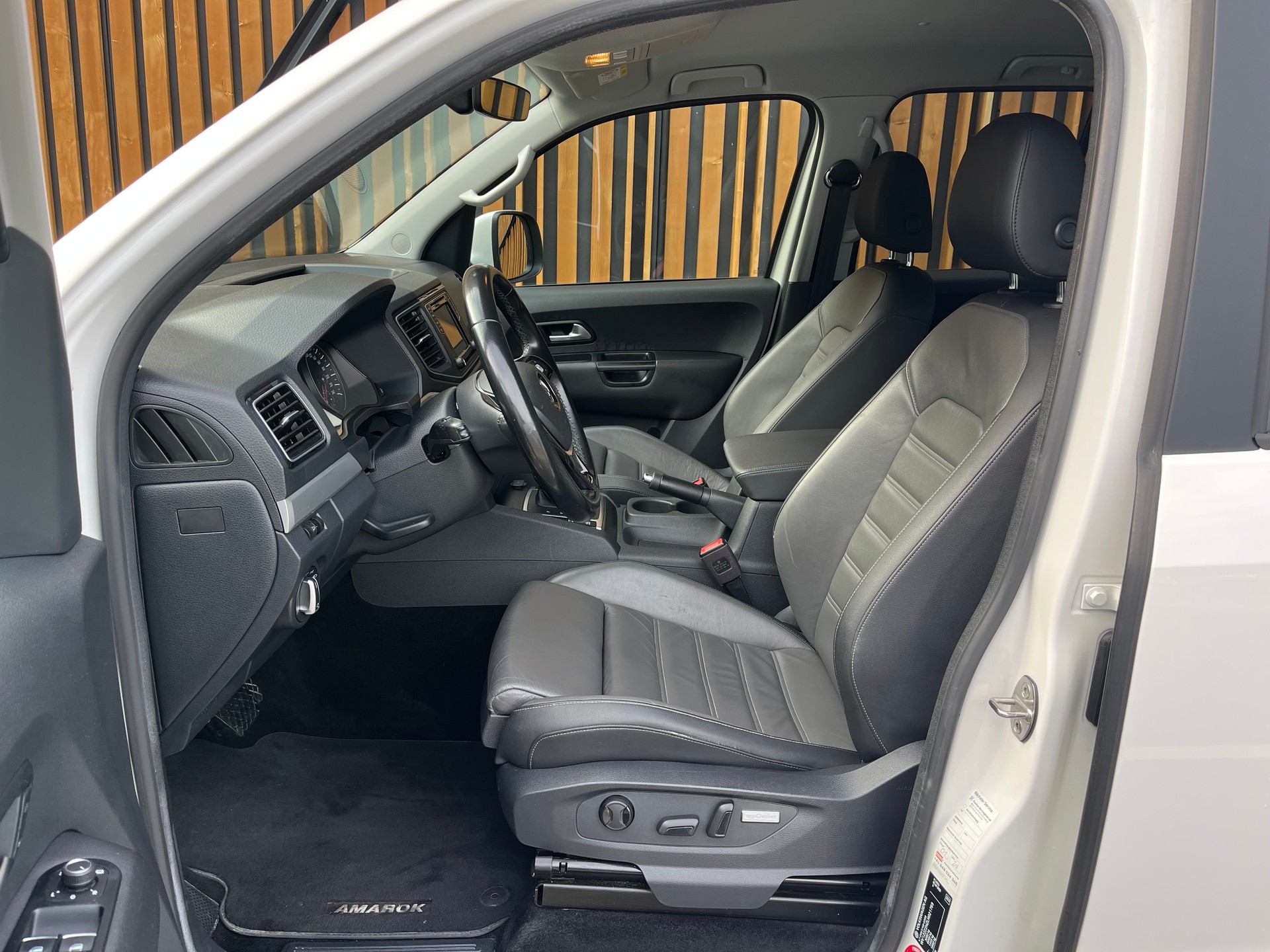 VW Amarok 3.0TDI Crossline 4Motion Automatic-image-8