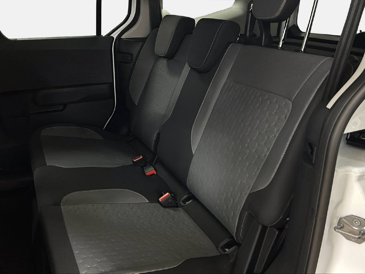 FORD E-Tourneo Courier Titanium-image-14
