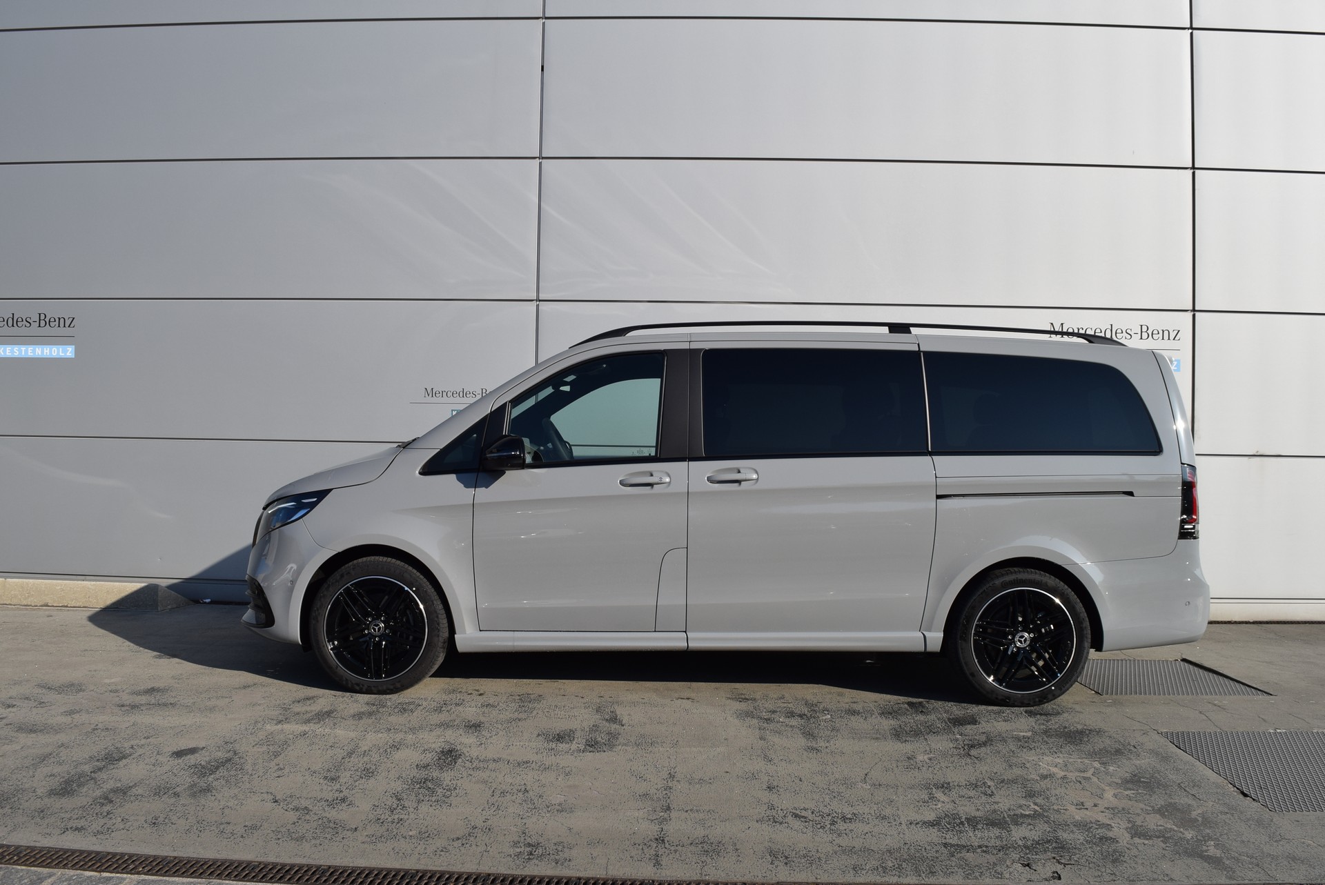 MERCEDES-BENZ V 300 d lang 4Matic Swiss Edition 9G-Tronic-showroom-element-2
