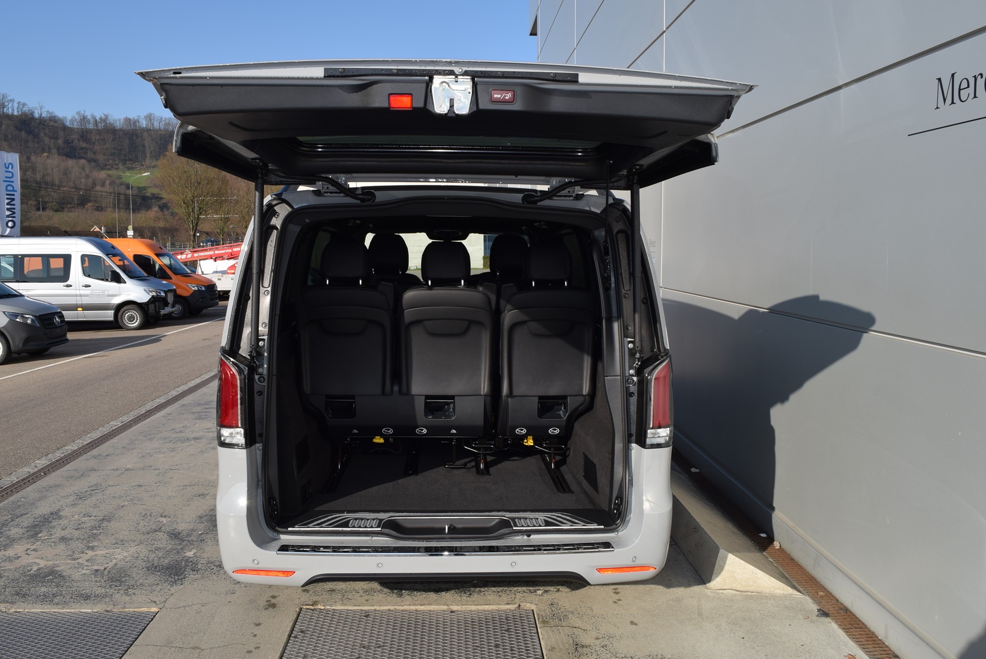 MERCEDES-BENZ V 300 d lang 4Matic Swiss Edition 9G-Tronic-image-6