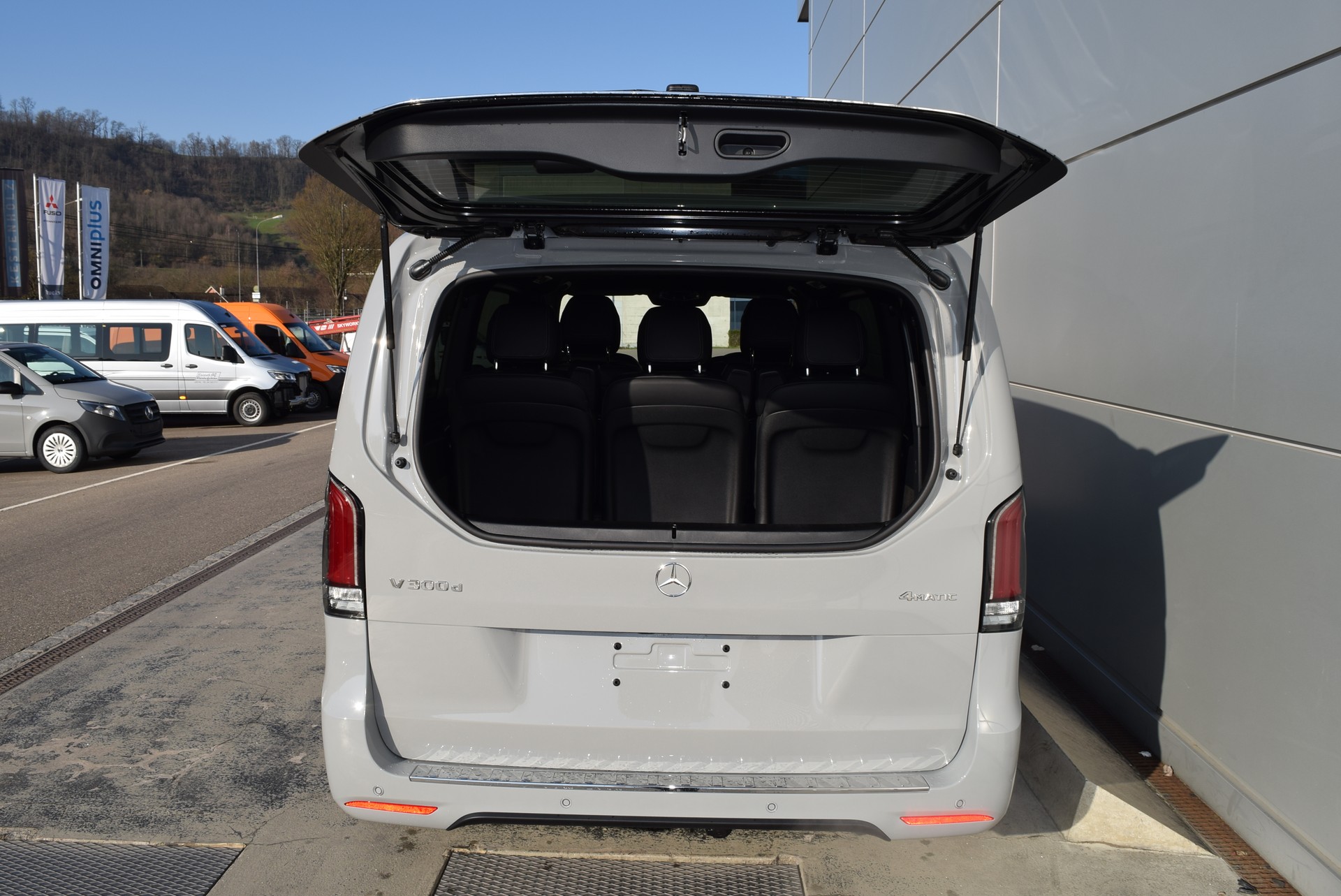 MERCEDES-BENZ V 300 d lang 4Matic Swiss Edition 9G-Tronic-image-5