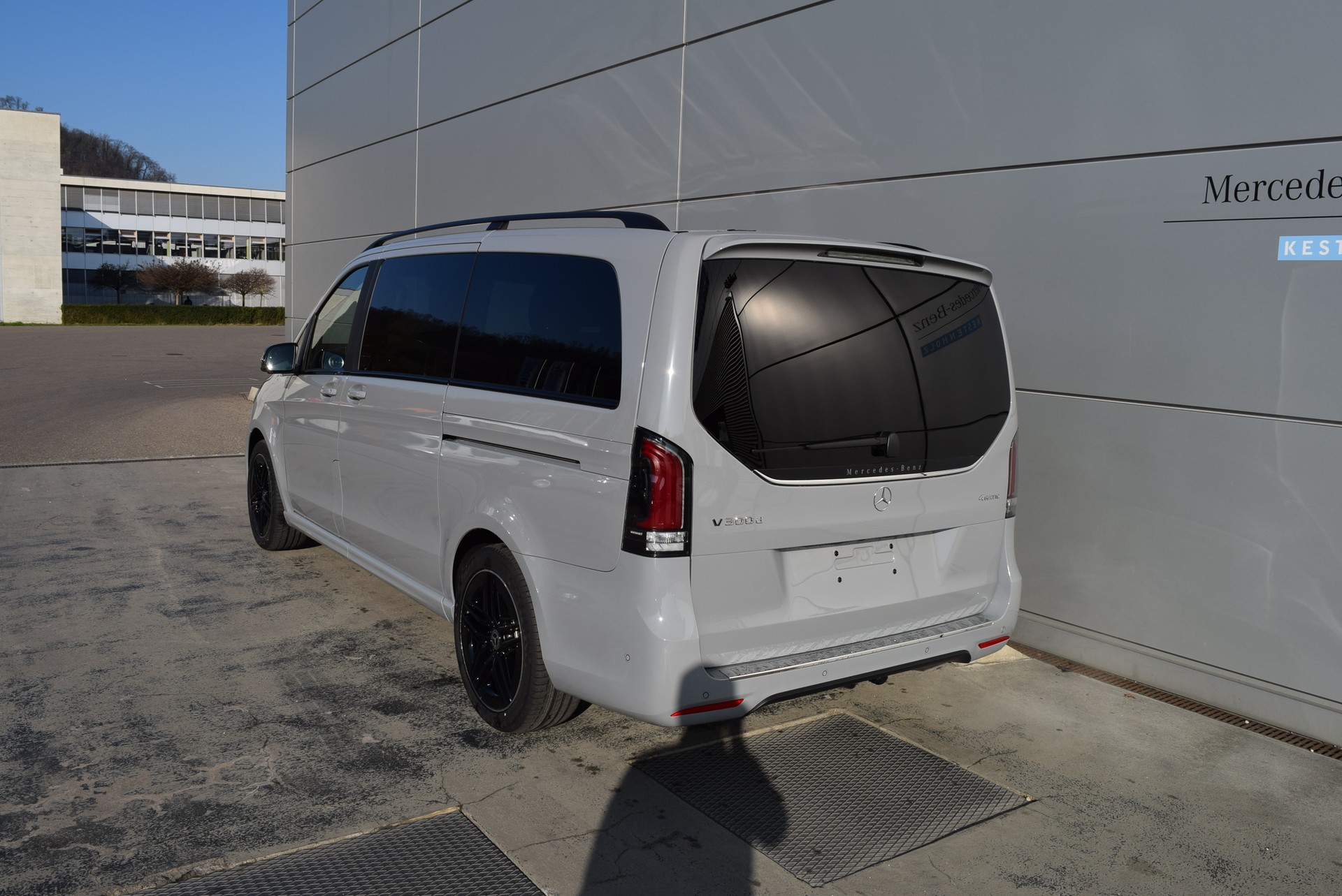 MERCEDES-BENZ V 300 d lang 4Matic Swiss Edition 9G-Tronic-showroom-element-3
