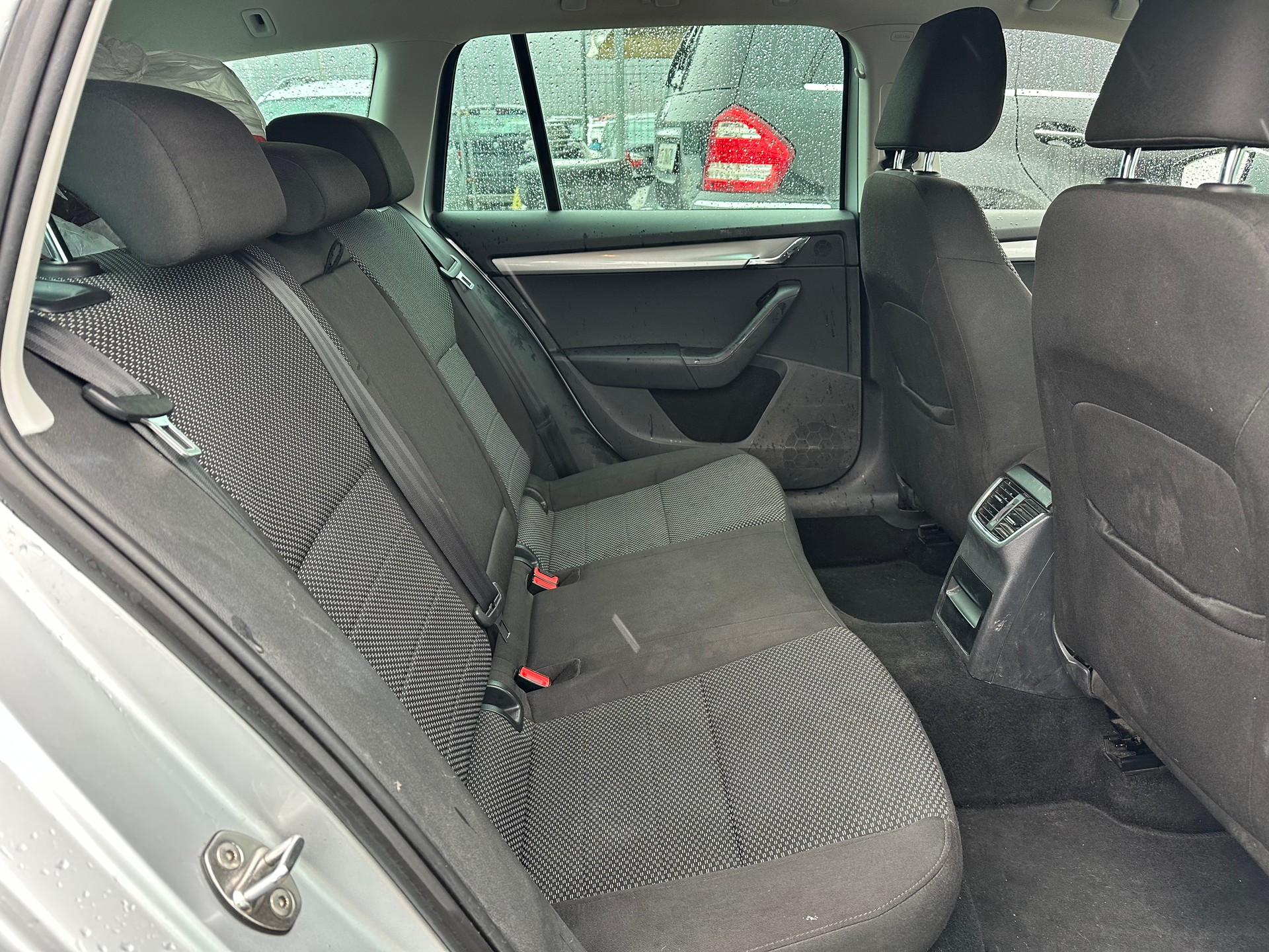 SKODA Octavia Combi 1.6 TDI Fresh DSG-image-12