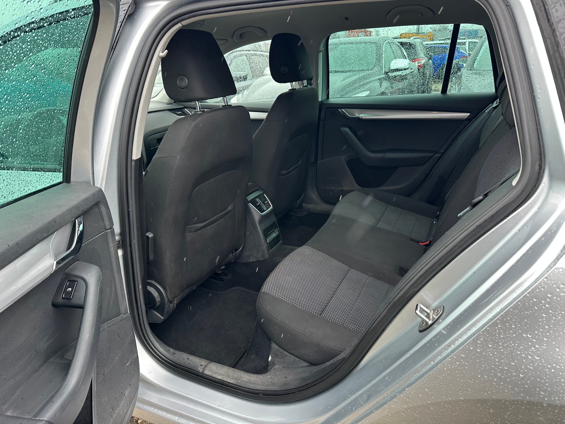 SKODA Octavia Combi 1.6 TDI Fresh DSG-image-9
