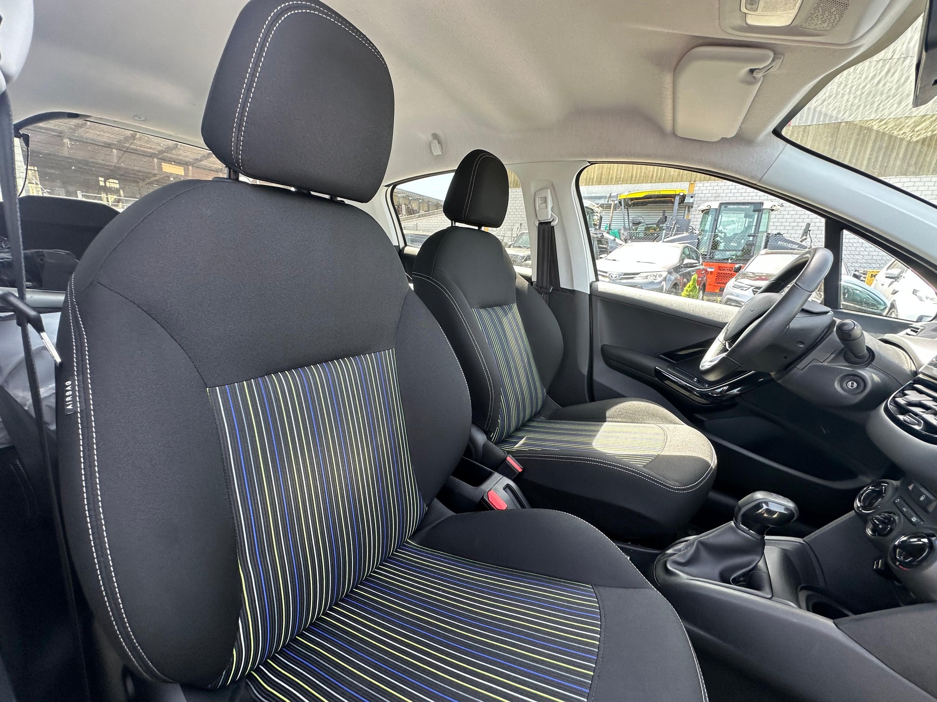 PEUGEOT 208 1.2 PureTech Urban Soul-image-9