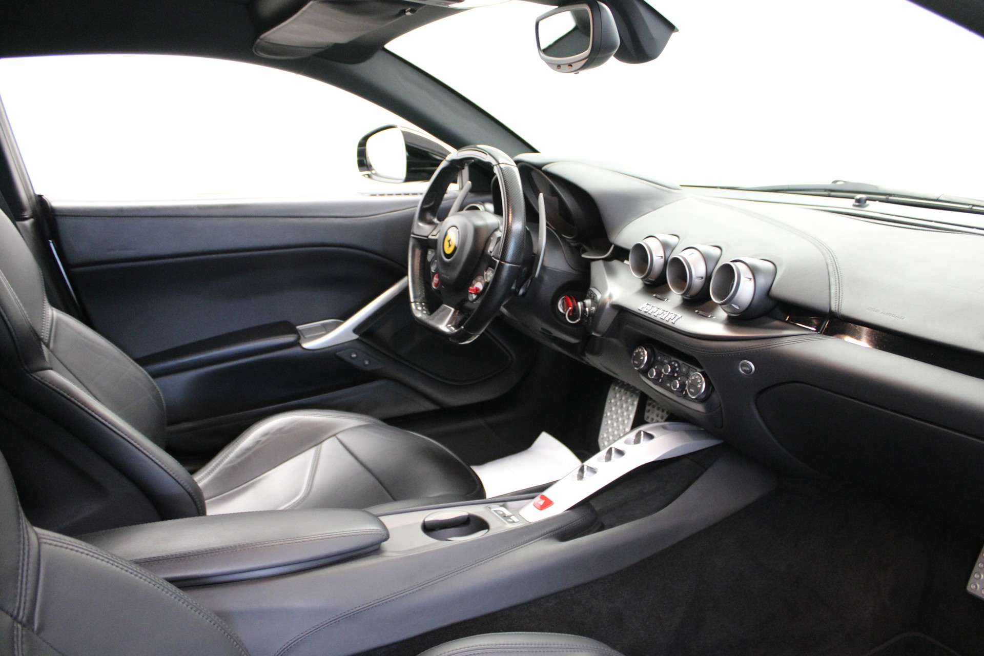 FERRARI F12 Berlinetta-image-6
