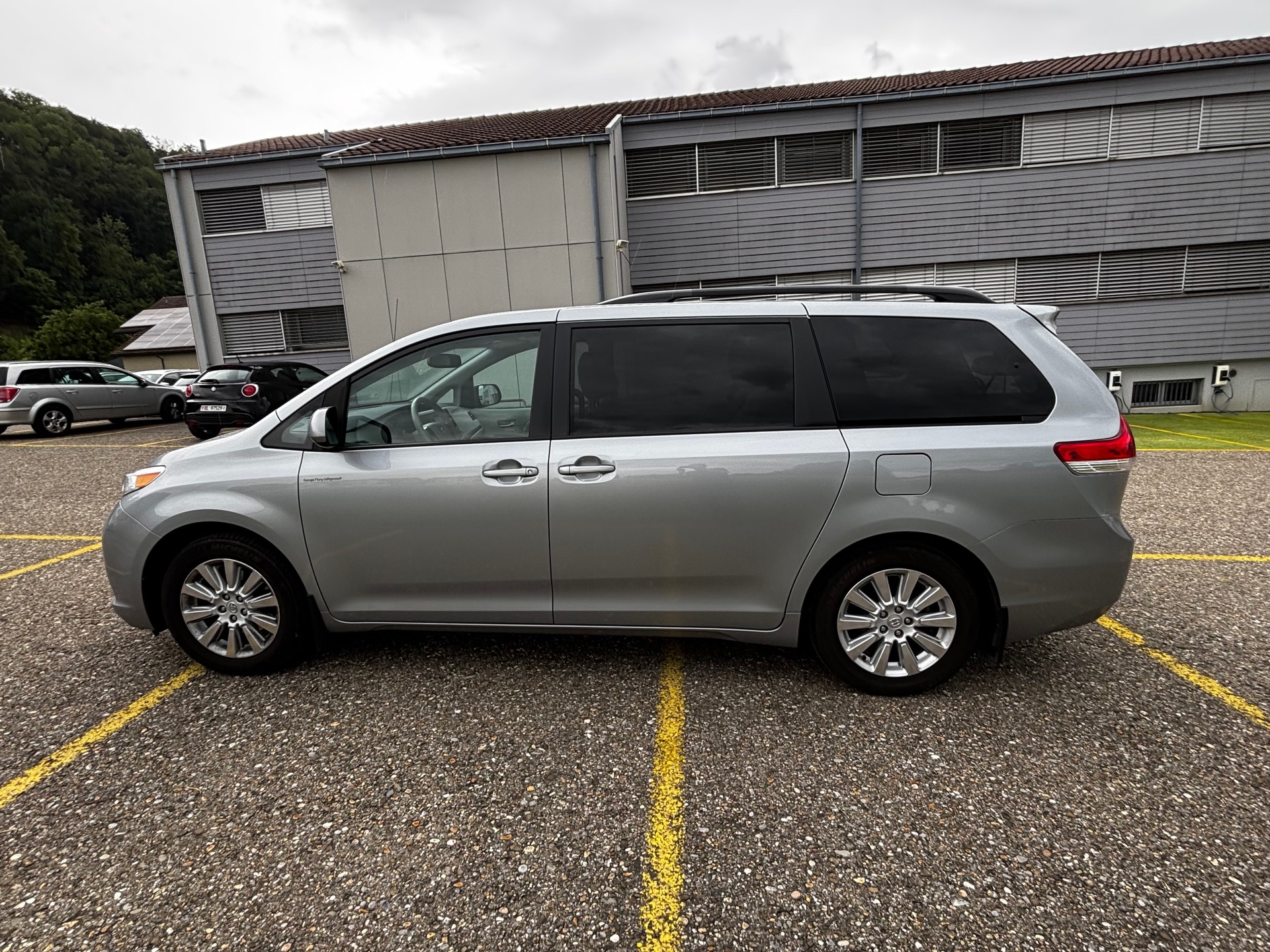 TOYOTA Sienna 3.5 A 4WD-image-3