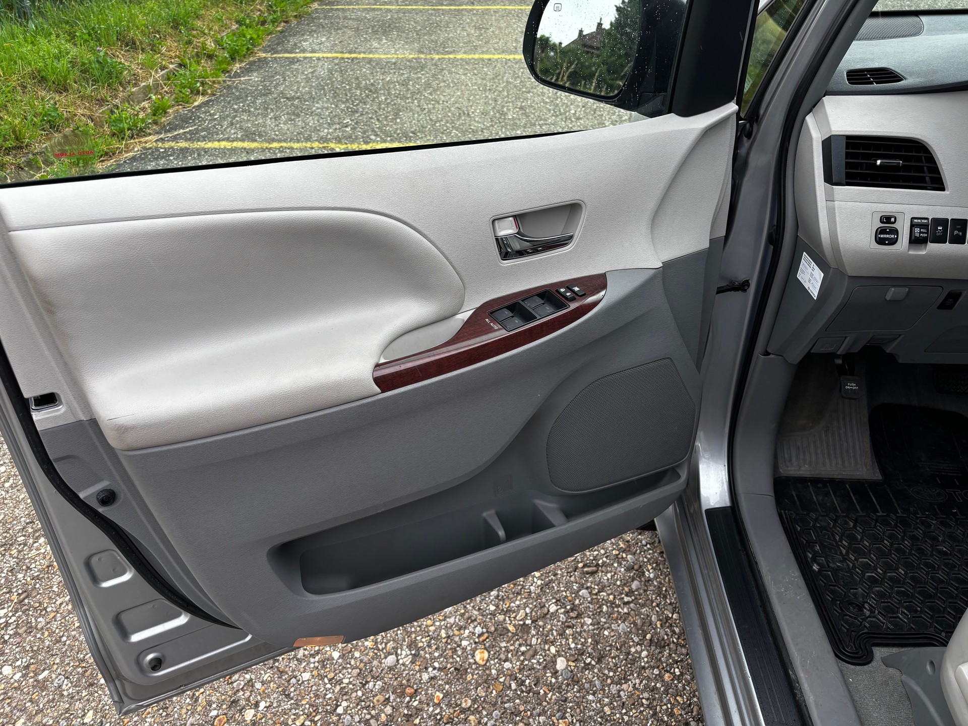 TOYOTA Sienna 3.5 A 4WD-image-8