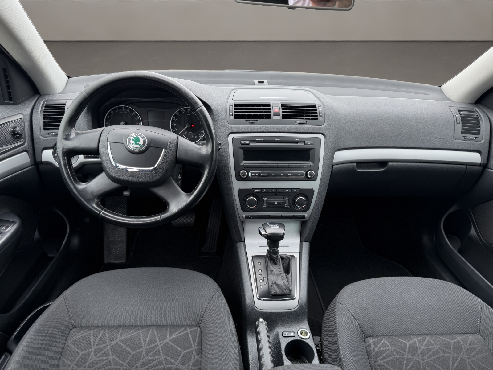 SKODA Octavia 1.6 TDI Ambition DSG-image-9