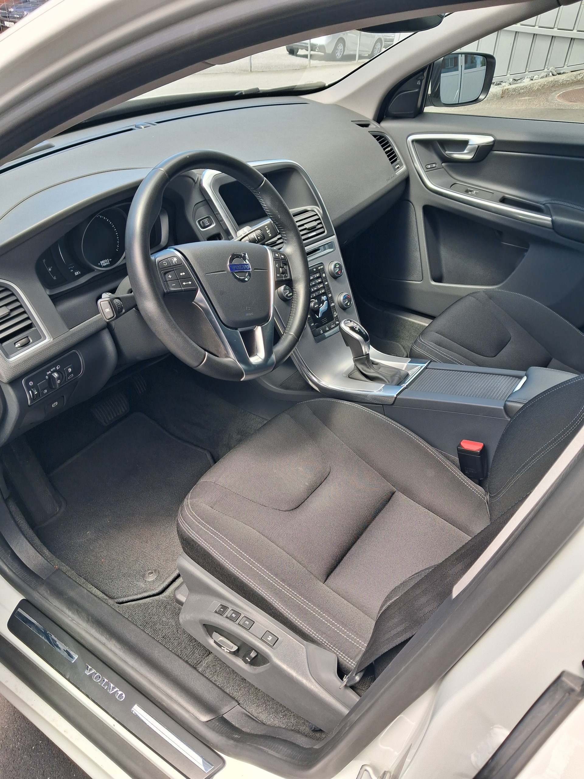 VOLVO XC60 D4 AWD Kinetic-image-5