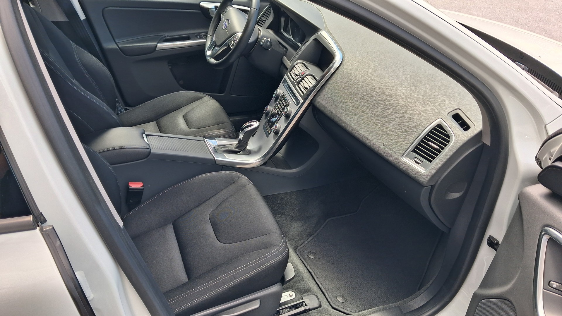 VOLVO XC60 D4 AWD Kinetic-image-6