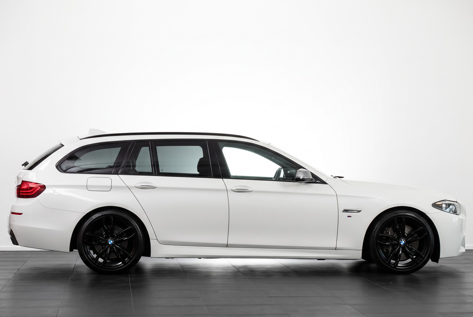 BMW M550d Touring xDrive Steptronic-showroom-element-3